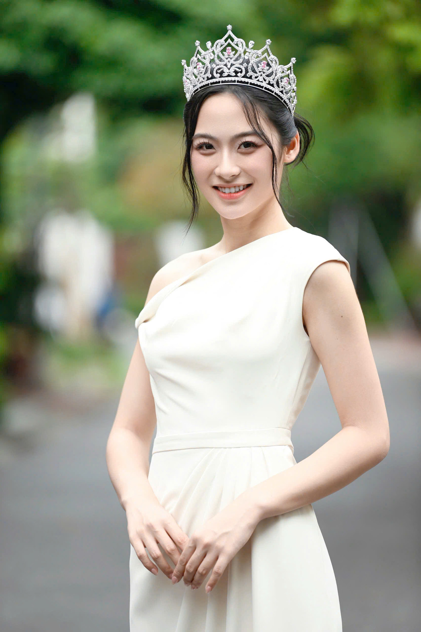 Á hậu Vân Nhi có chiều cao ấn tượng 1,74 m, số đo 3 vòng 80-62-95 cm. Cô gái Hải Phòng được nhận xét có gương mặt sáng sân khấu.