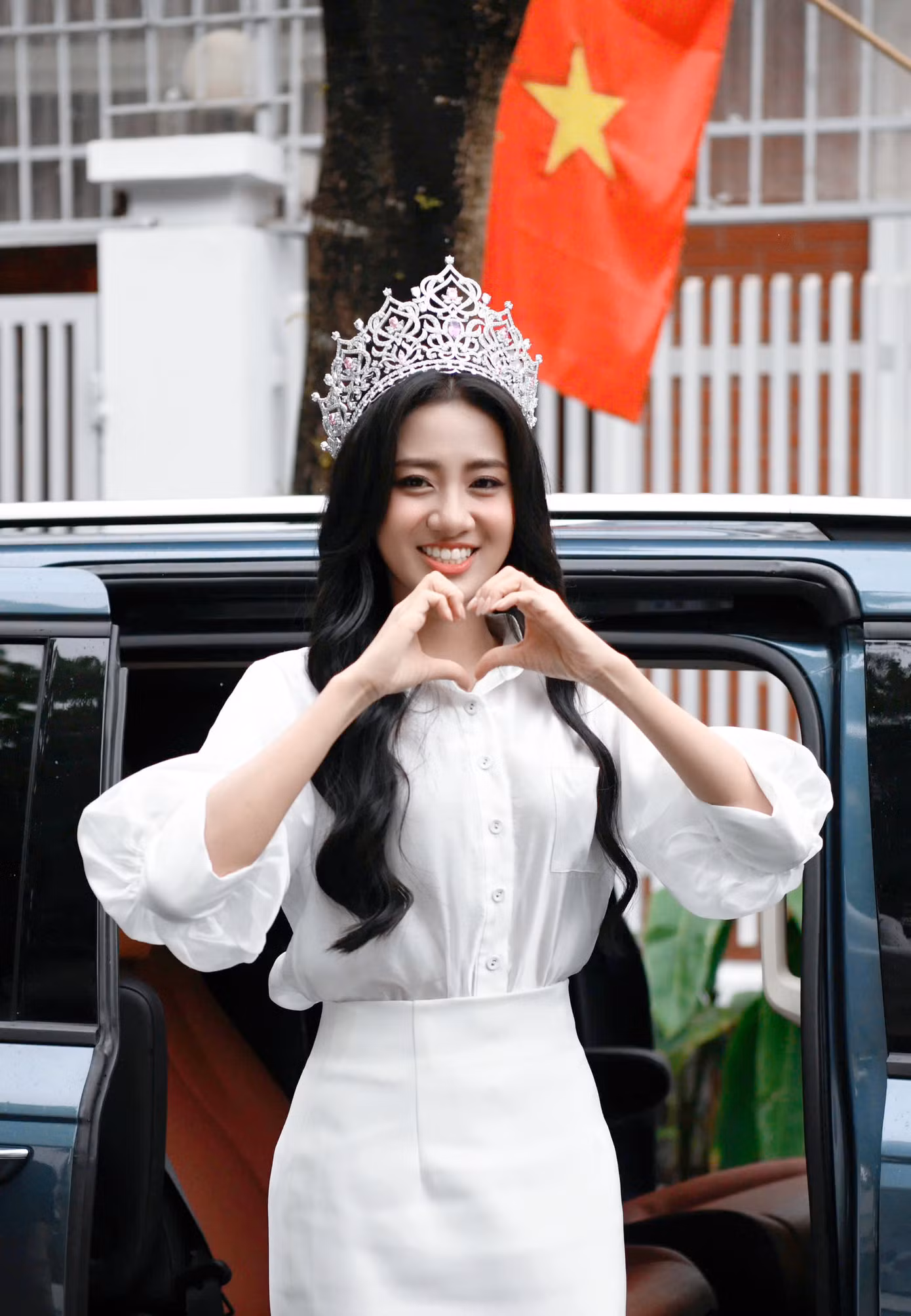 Sáng 1/7, Hoa hậu Hà Trúc Linh rạng rỡ khi xuất hiện ở trụ sở của Hoàng Thành Media. Người đẹp diện trang phục tông màu trắng thanh lịch, kín đáo.