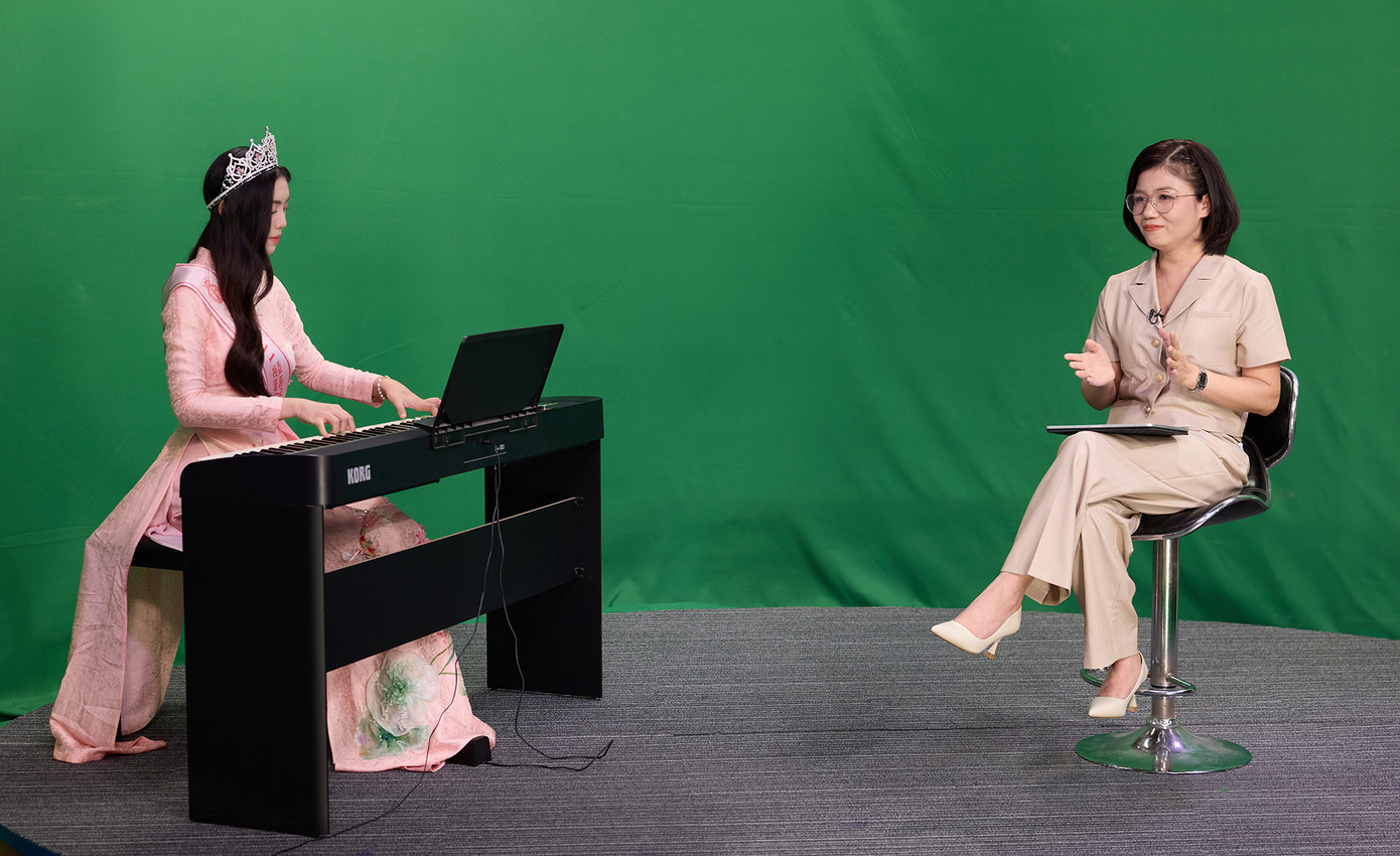 Xuất hiện trong trường quay, Á hậu Châu Anh gây bất ngờ khi trổ tài đánh đàn piano. Châu Anh hiện công tác tại khoa Âm nhạc, Đại học Văn hóa Nghệ thuật - Quân đội đồng thời theo học chuyên ngành piano tại Học viện Âm nhạc Quốc gia Việt Nam. Châu Anh cho biết mình sinh ra trong một gia đình có truyền thống nghệ thuật, vì thế bản thân sớm được nuôi dưỡng tình yêu với âm nhạc.