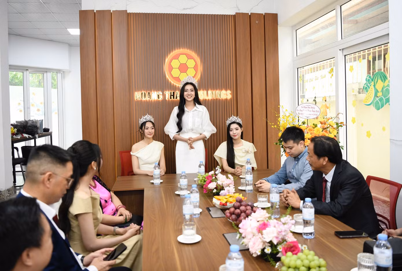 Hoa hậu Hà Trúc Linh cho biết cô vẫn còn nguyên cảm xúc hồi hộp, xúc động sau 3 ngày đăng quang tại TP Huế. Người đẹp háo hức được bắt đầu vai trò của tân Hoa hậu Việt Nam và có những đóng góp cho quê hương của cô.