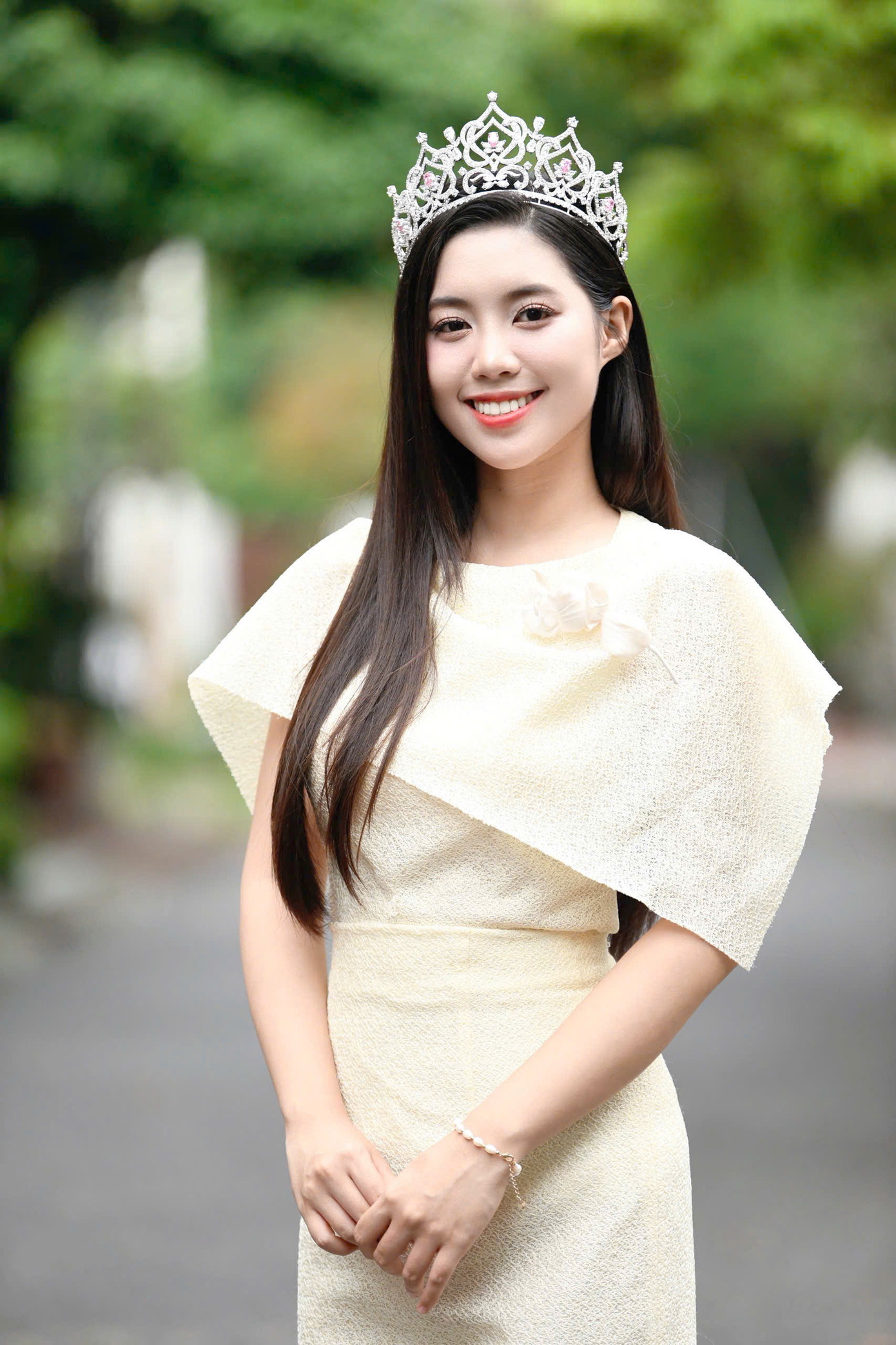 Á hậu 1 Trần Ngọc Châu Anh được yêu mến với vẻ đẹp trong trẻo. Cô cao 1,70 m với số đo 3 vòng 86-60-90 cm.