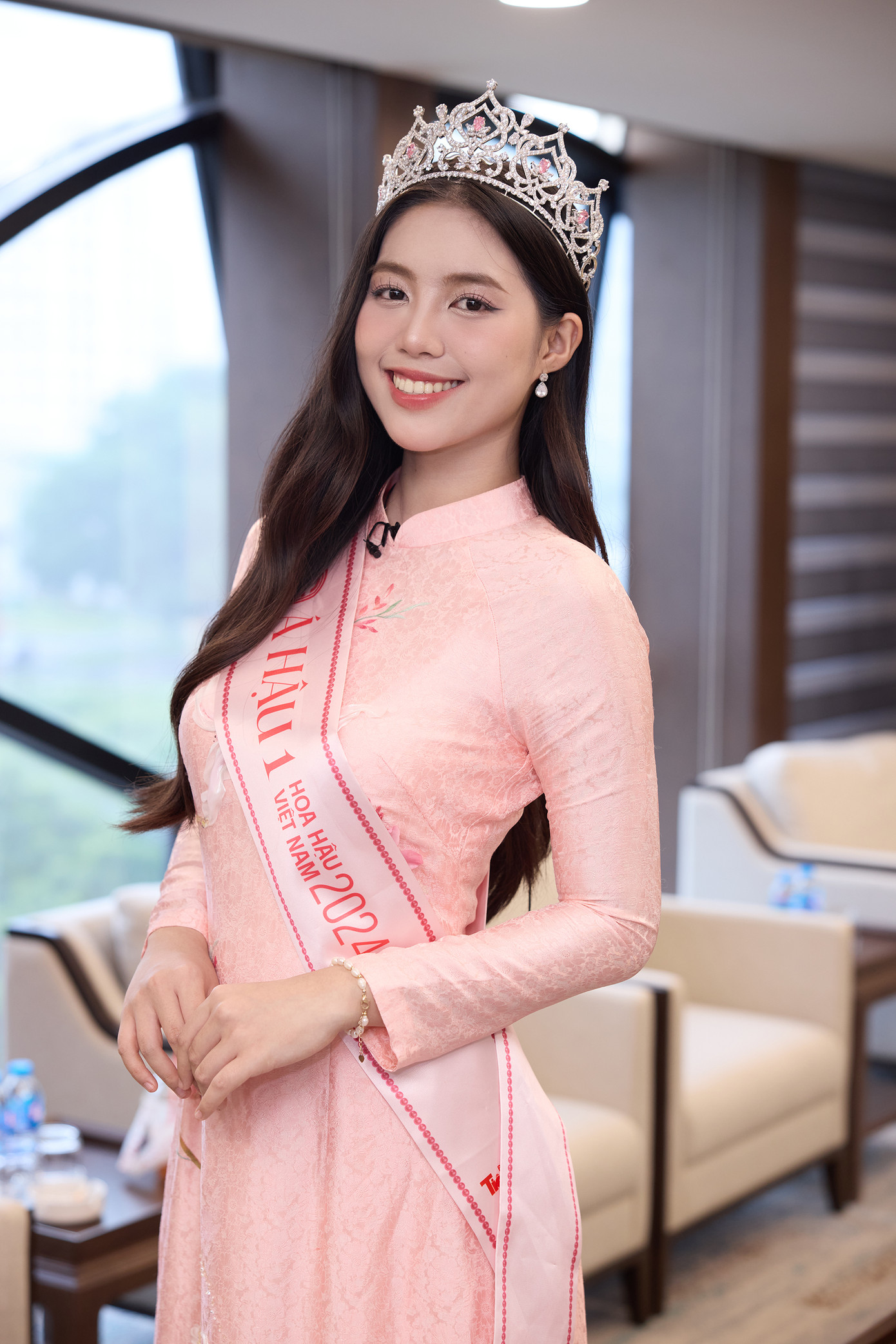 Hơn một tuần sau chung kết Hoa hậu Việt Nam 2024, Á hậu Châu Anh cùng Hoa hậu Hà Trúc Linh, Á hậu Vân Nhi bận rộn với media tour tại Hà Nội. Á hậu Châu Anh diện áo dài hồng nền nã khi tham dự buổi trò chuyện với Kênh truyền hình Quốc phòng Việt Nam.