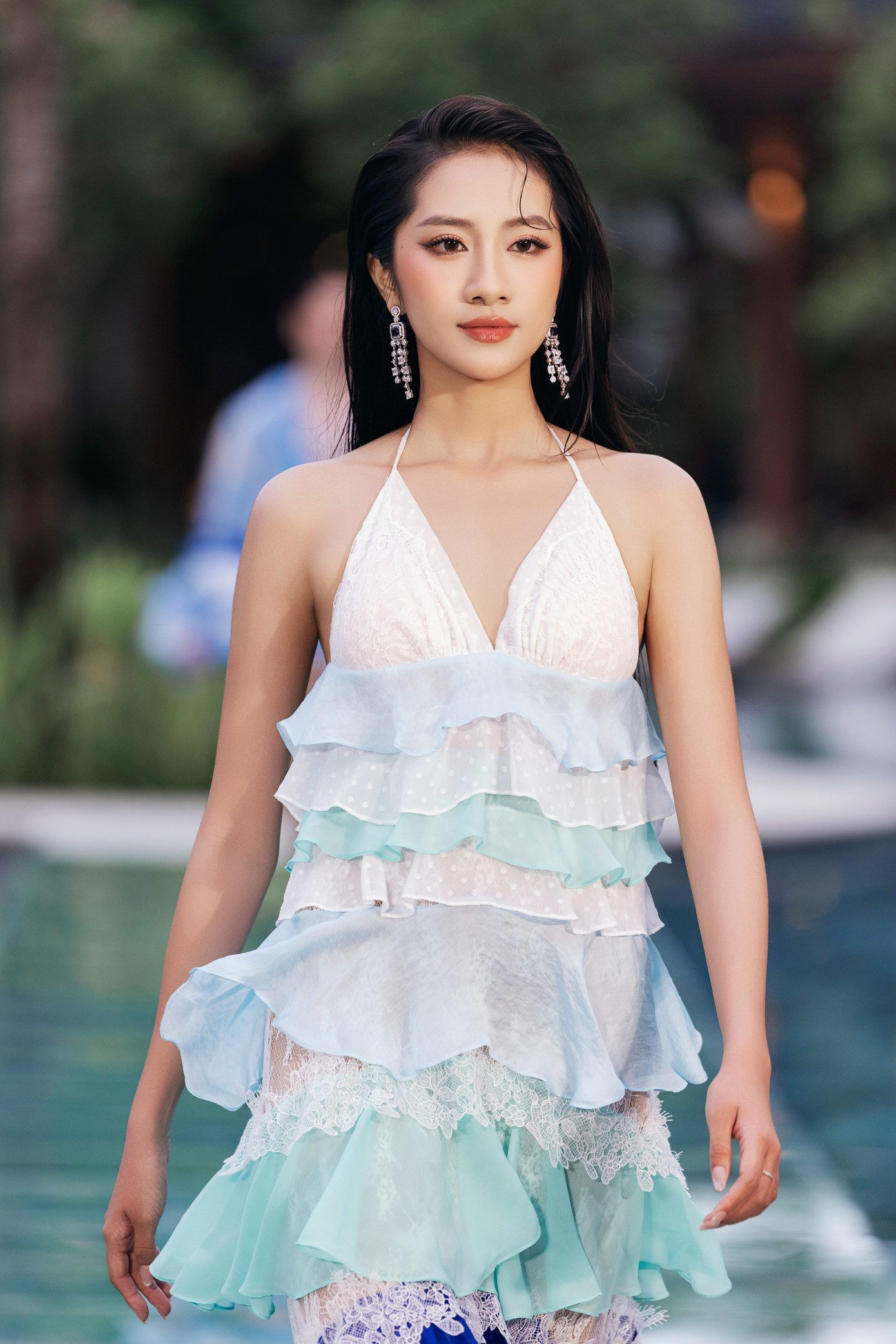 Tân hoa hậu để lại ấn tượng với khán giả trong lần đầu trình diễn trên sàn catwalk sau đăng quang.