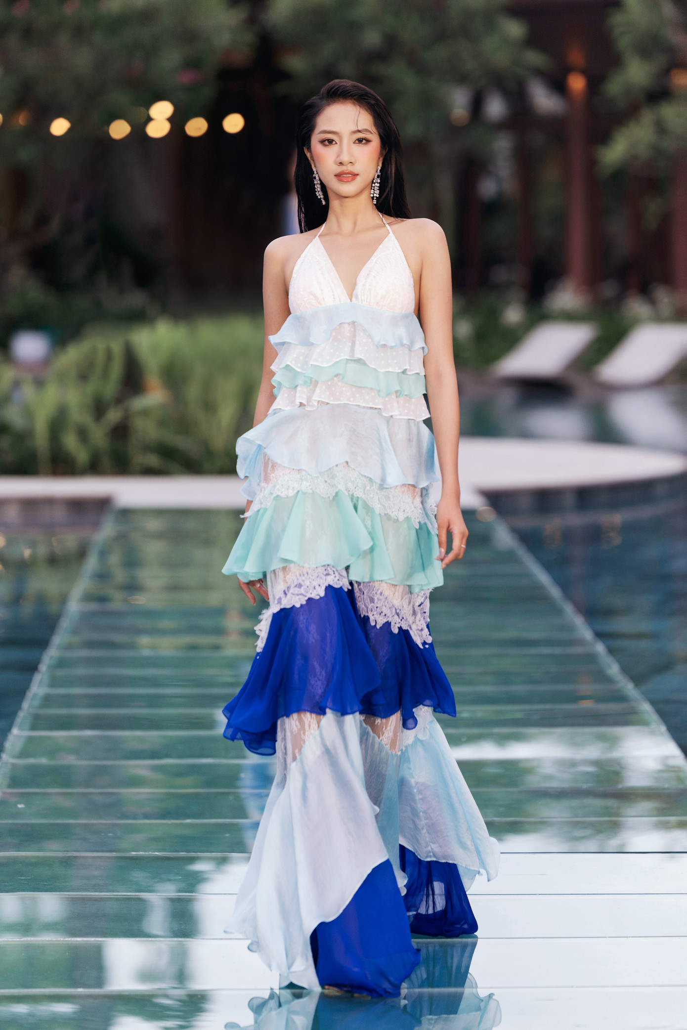 Tân hoa hậu để lại ấn tượng với khán giả trong lần đầu trình diễn trên sàn catwalk sau đăng quang.