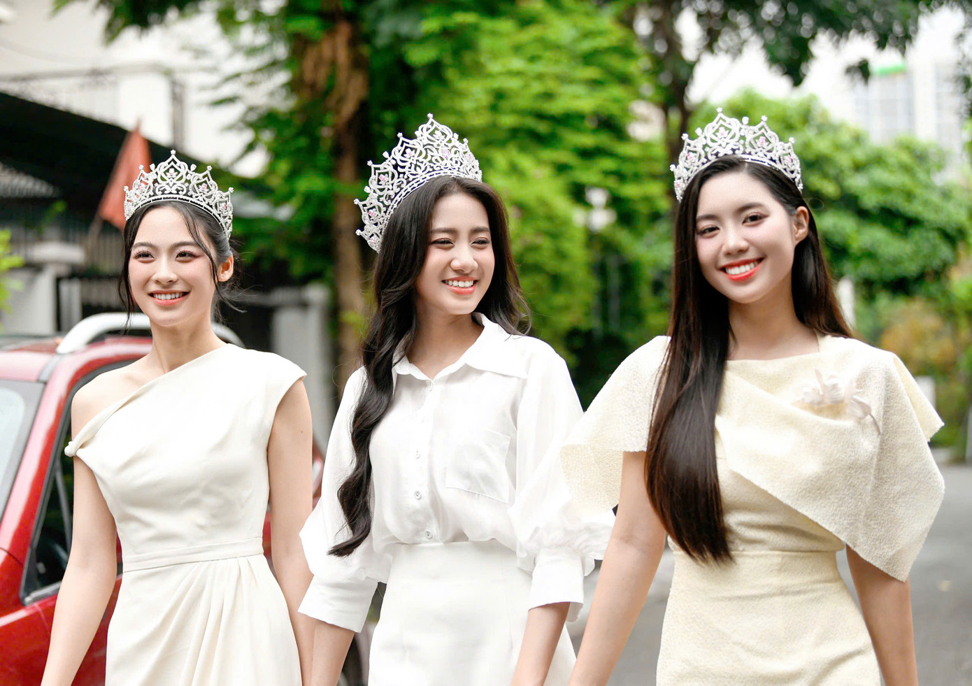 Sáng 1/7, top 3 Hoa hậu Việt Nam 2024 có mặt ở Hà Nội tham dự hoạt động đồng hành cùng ban tổ chức. 3 ngày sau đêm chung kết, các người đẹp rời TP Huế cùng những kỷ niệm đáng nhớ của sân khấu trên bờ sông Hương.