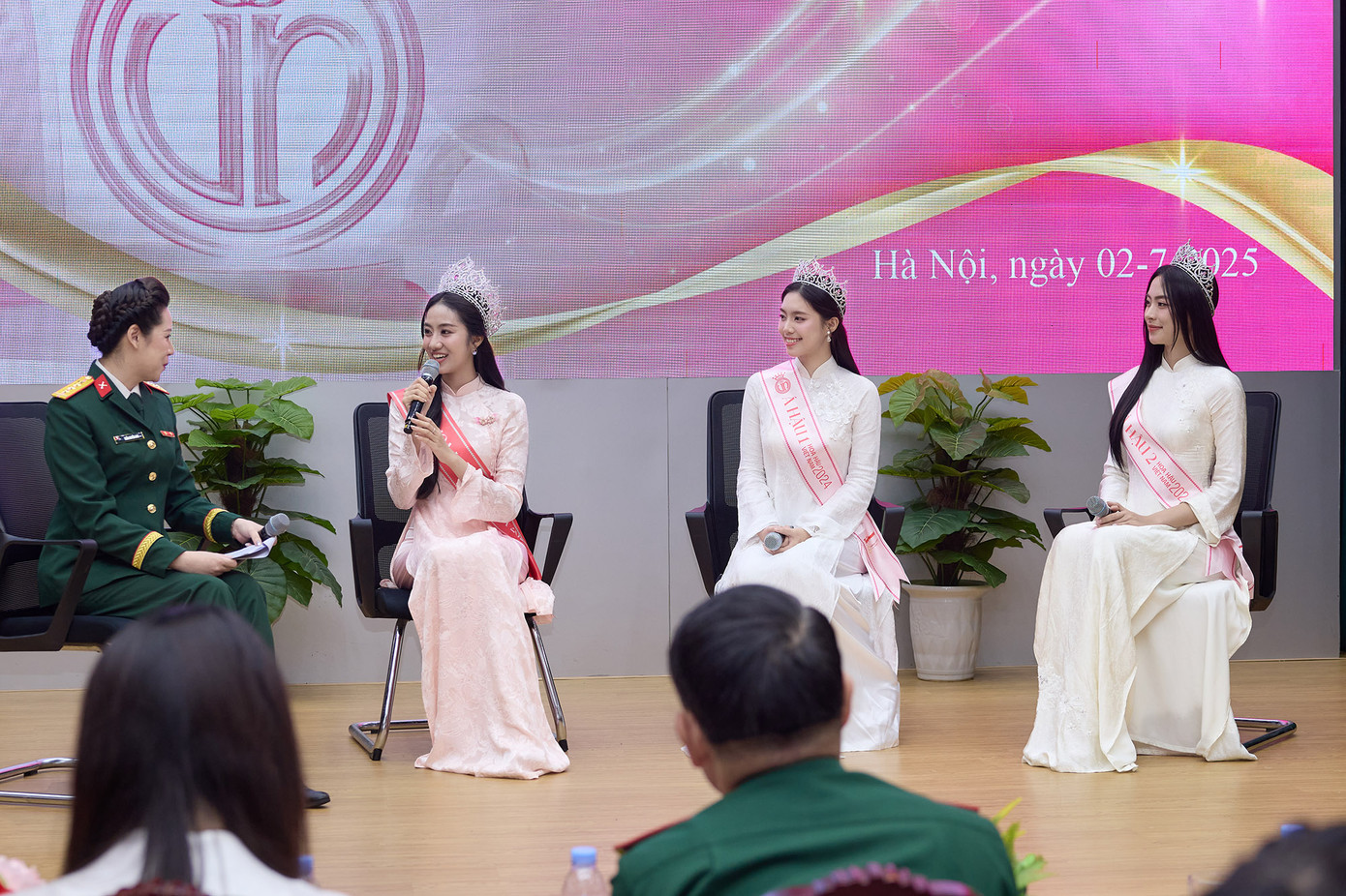 Ba cô gái cũng bày tỏ sự thú vị khi xuất hiện trong buổi giao lưu tại báo Quân đội nhân dân và được gặp gỡ, trò chuyện cùng với cán bộ, chiến sĩ toàn quân.