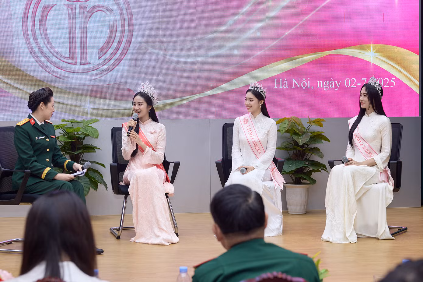 Ba cô gái cũng bày tỏ sự thú vị khi xuất hiện trong buổi giao lưu tại báo Quân đội nhân dân và được gặp gỡ, trò chuyện cùng với cán bộ, chiến sĩ toàn quân.
