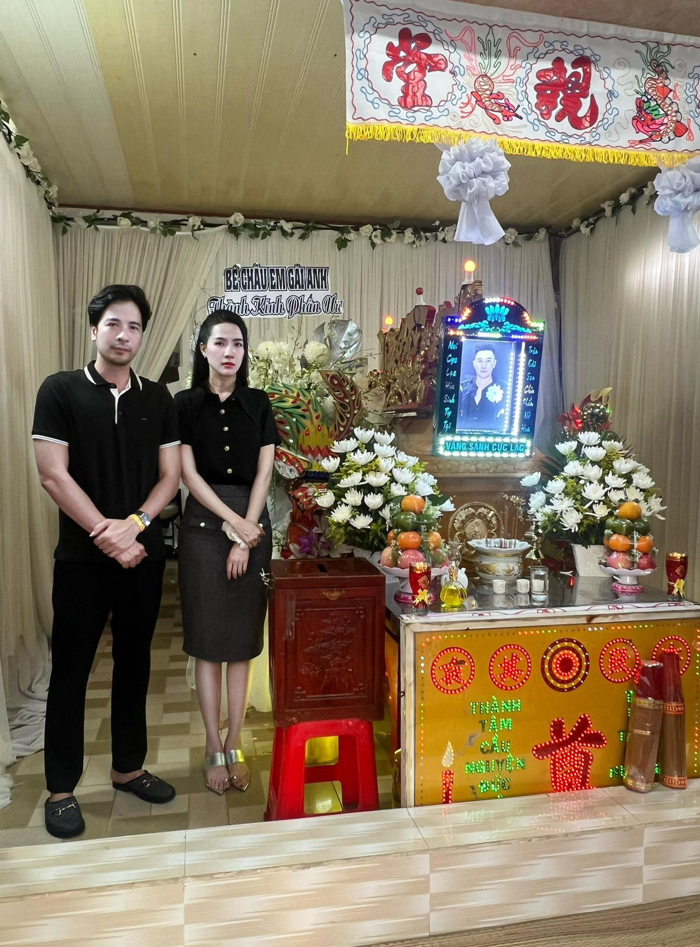 Diễn viên Đoàn Thanh Tài, Phan Thị Mơ tới viếng người mẫu Nam Phong hôm 10/7.