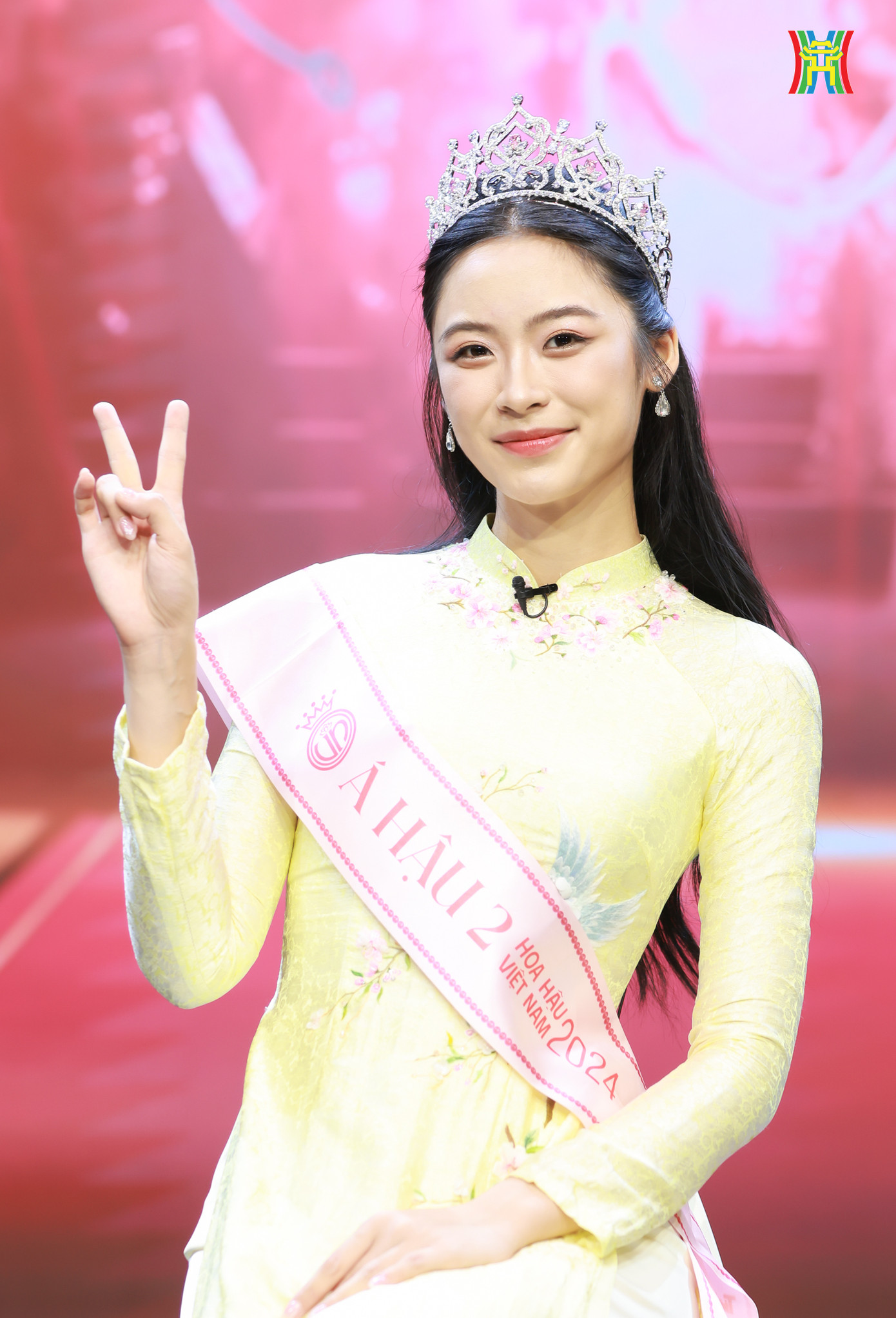 Á hậu 1 Trần Ngọc Châu Anh và Á hậu 2 Nguyễn Thị Vân Nhi giữ tinh thần rạng rỡ trong suốt buổi trò chuyện.