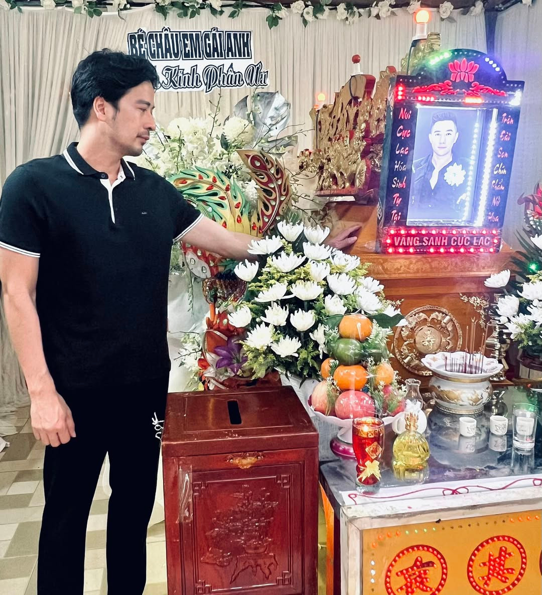 Diễn viên Đoàn Thanh Tài, Phan Thị Mơ tới viếng người mẫu Nam Phong hôm 10/7.