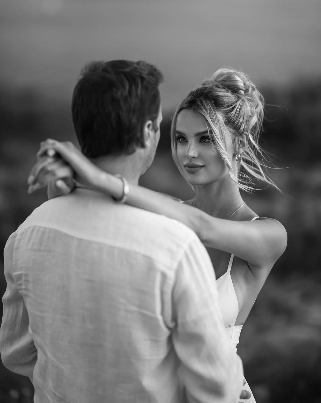 Krystyna Pyszková khoe bụng bầu. Krystyna Pyszková khoe bụng bầu.