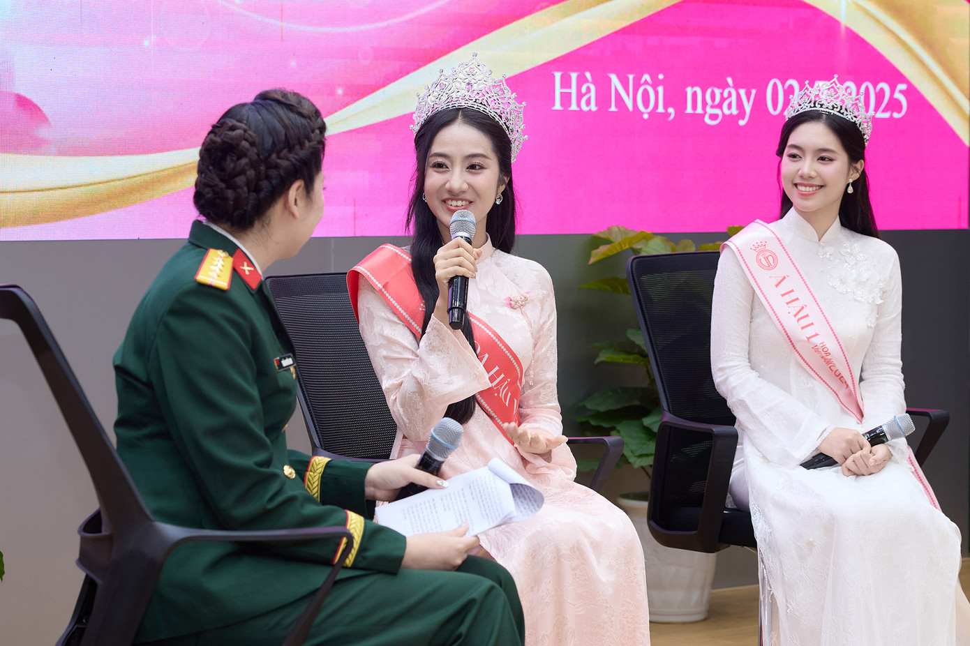 Top 3 Hoa hậu Việt Nam 2024 hồi hộp chờ home coming. Top 3 Hoa hậu Việt Nam 2024 hồi hộp chờ home coming.