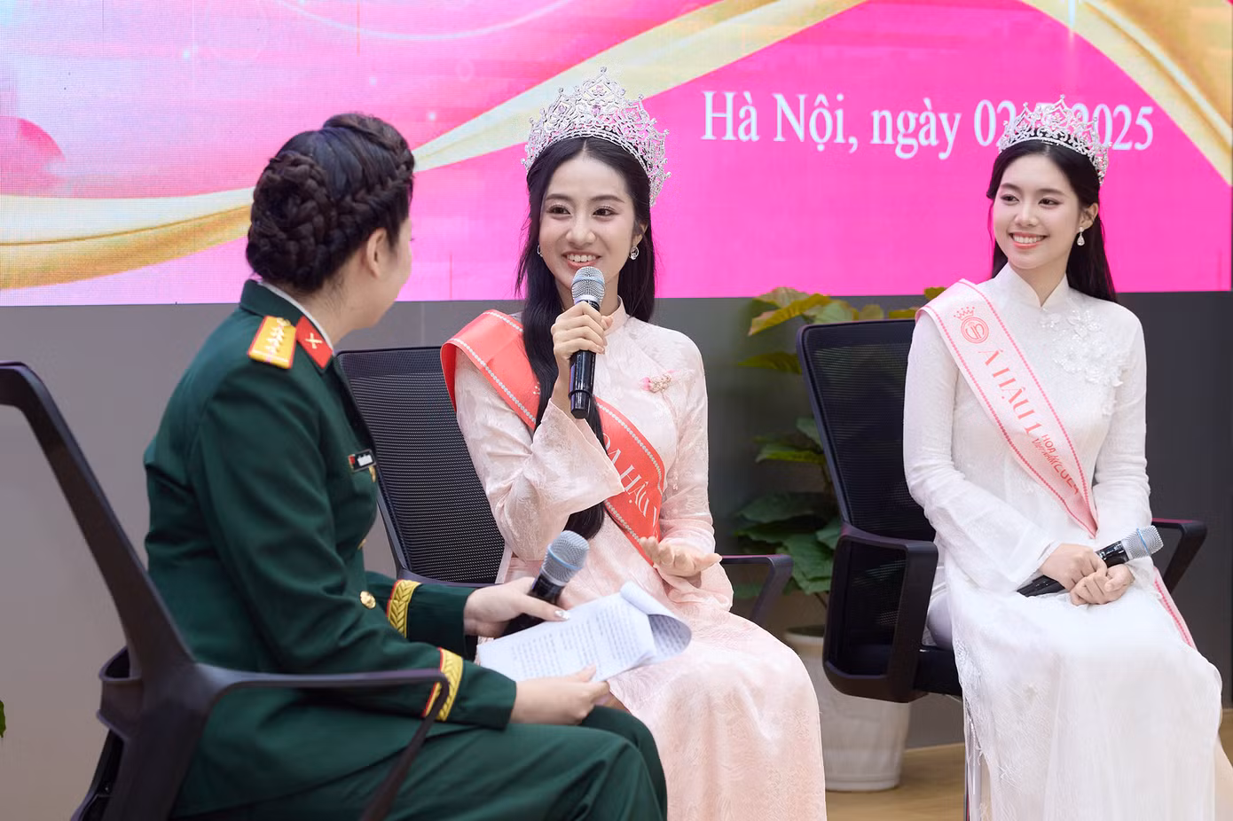 Ba cô gái cũng bày tỏ sự thú vị khi xuất hiện trong buổi giao lưu tại báo Quân đội nhân dân và được gặp gỡ, trò chuyện cùng với cán bộ, chiến sĩ toàn quân.