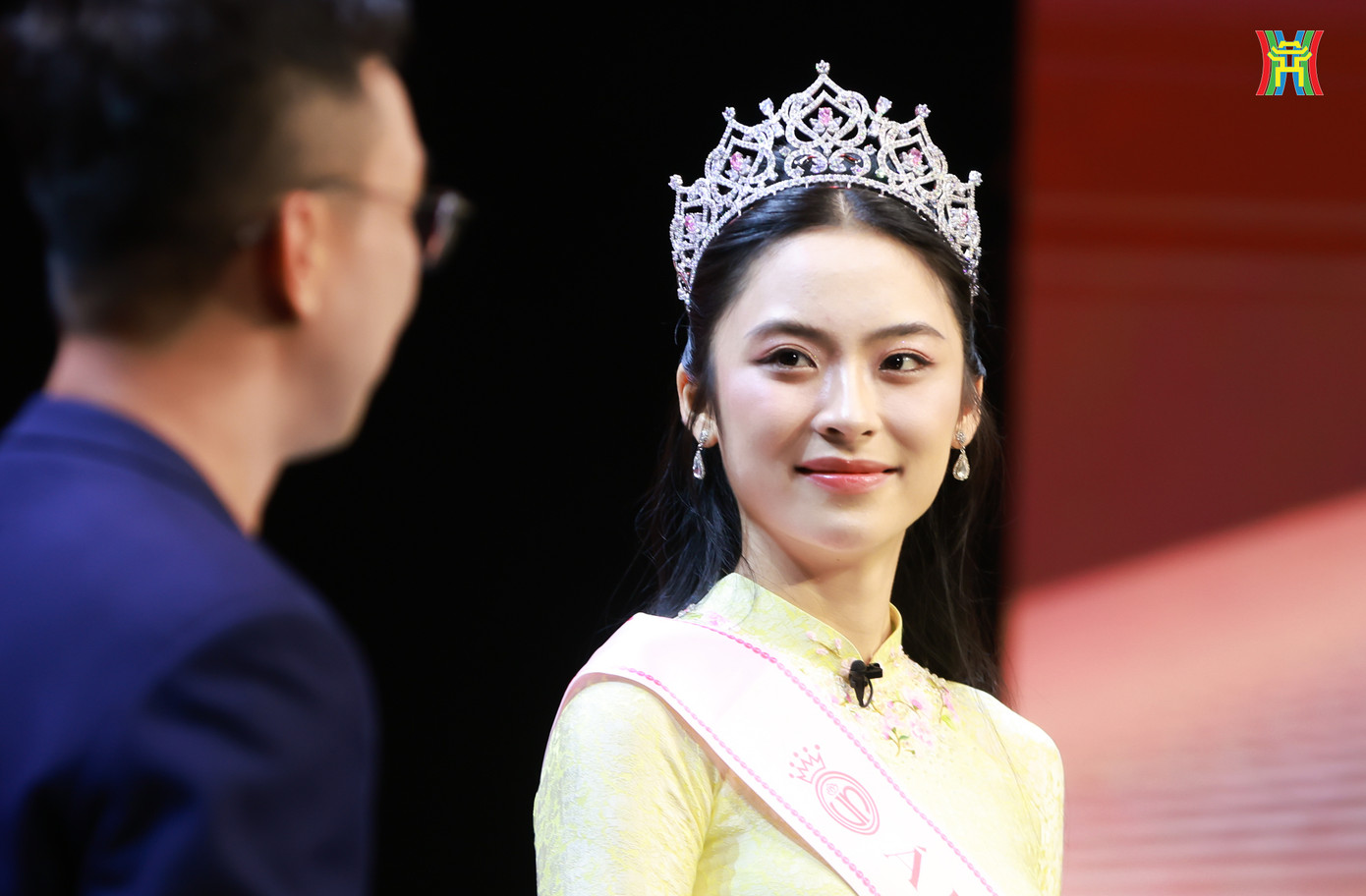 Trong buổi trò chuyện, top 3 Hoa hậu Việt Nam 2024 nhận được nhiều câu hỏi khó. Tuy là lần đầu làm quen với việc trả lời trước truyền thông, các người đẹp vẫn thể hiện sự bình tĩnh, bản lĩnh và nhận nhiều lời khen từ MC. Các khán giả theo dõi buổi livestream cũng dành nhiều lời khen cho top 3. Họ được khen thông minh, có nền tảng tri thức tốt và bản lĩnh sân khấu ấn tượng.