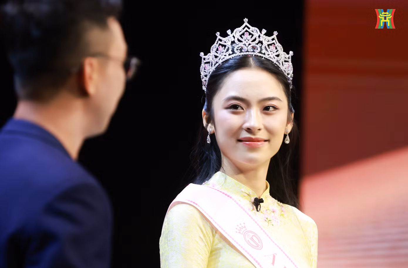 Trong buổi trò chuyện, top 3 Hoa hậu Việt Nam 2024 nhận được nhiều câu hỏi khó. Tuy là lần đầu làm quen với việc trả lời trước truyền thông, các người đẹp vẫn thể hiện sự bình tĩnh, bản lĩnh và nhận nhiều lời khen từ MC. Các khán giả theo dõi buổi livestream cũng dành nhiều lời khen cho top 3. Họ được khen thông minh, có nền tảng tri thức tốt và bản lĩnh sân khấu ấn tượng.
