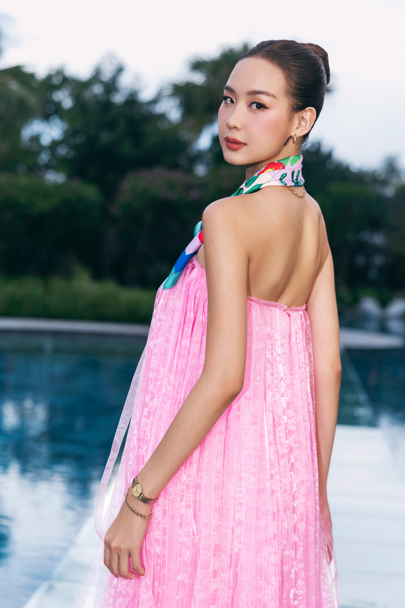 Hoa hậu Bảo Ngọc mặc váy hồng khoe lưng trần.