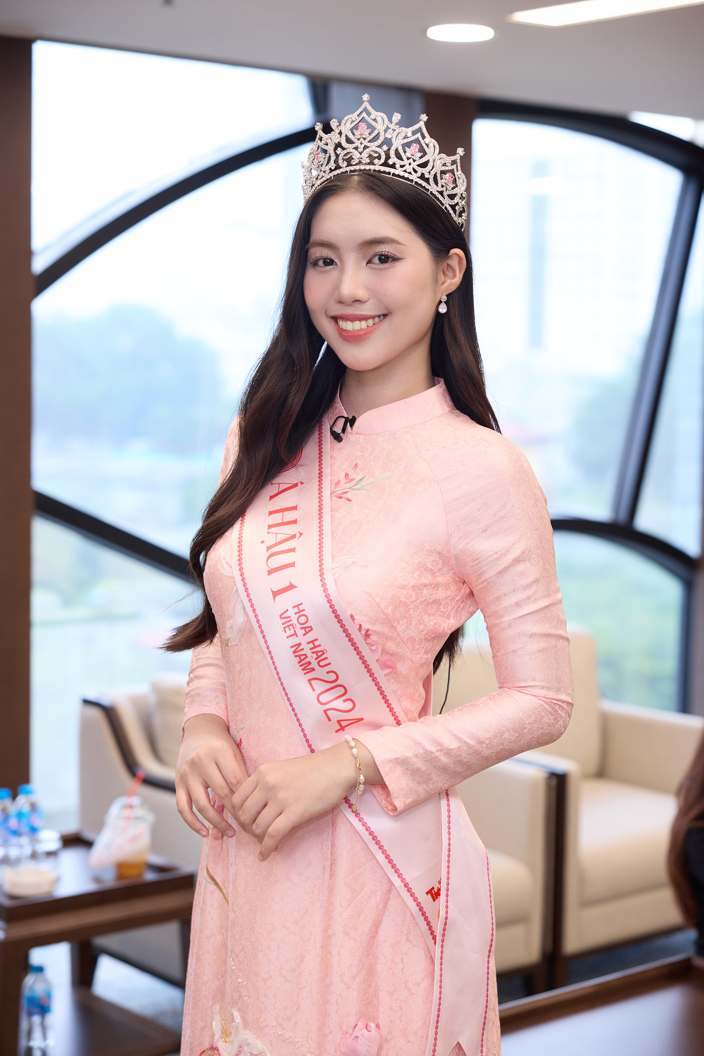 Hơn một tuần sau chung kết Hoa hậu Việt Nam 2024, Á hậu Châu Anh cùng Hoa hậu Hà Trúc Linh, Á hậu Vân Nhi bận rộn với media tour tại Hà Nội. Á hậu Châu Anh diện áo dài hồng nền nã khi tham dự buổi trò chuyện với Kênh truyền hình Quốc phòng Việt Nam.