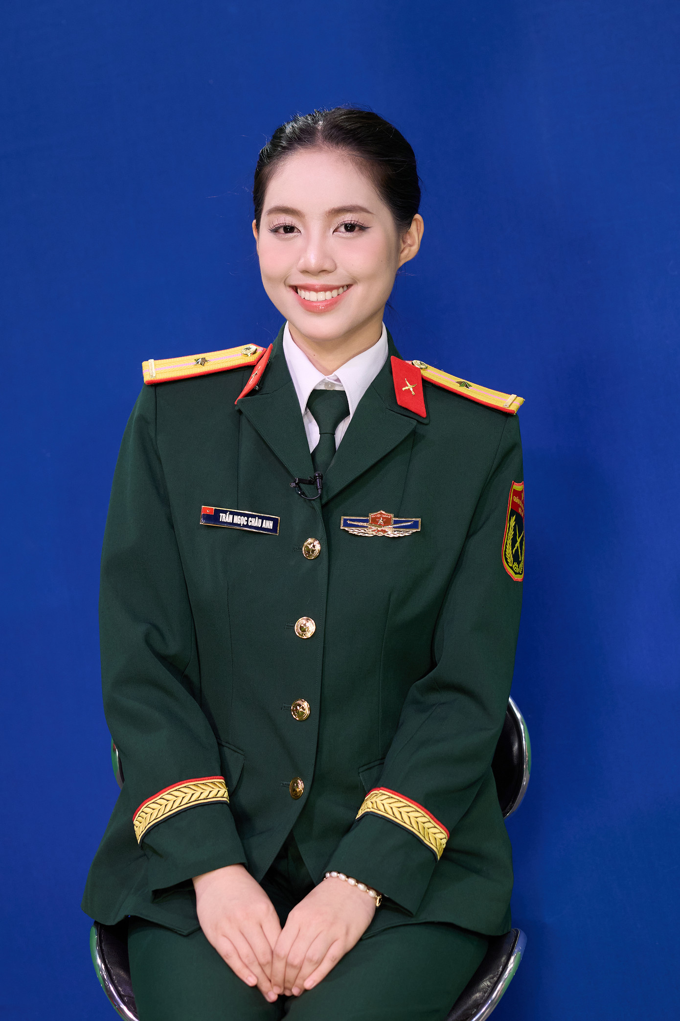 Không đội vương miện lấp lánh, Châu Anh trở về với hình ảnh giản dị của nữ quân nhân. "Đây là lần đầu sau nửa năm qua, tôi mặc lại quân phục. Tôi thấy bồi hồi, một chút lạ lẫm vì giờ đây bên cạnh vương vị là nữ quân nhân, tôi còn mang trên mình danh hiệu Á hậu. Điều đó càng nhắc nhở tôi về mục đích đến với cuộc thi, đó là lan tỏa nét đẹp của nữ quân nhân, phẩm chất của Bộ đội Cụ Hồ", cô chia sẻ.