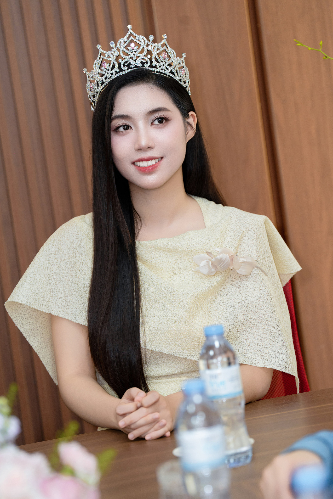 Á hậu Châu Anh gây chú ý khi là nữ quân nhân đầu tiên giành được ngôi vị Á hậu 1 tại cuộc thi Hoa hậu Việt Nam.