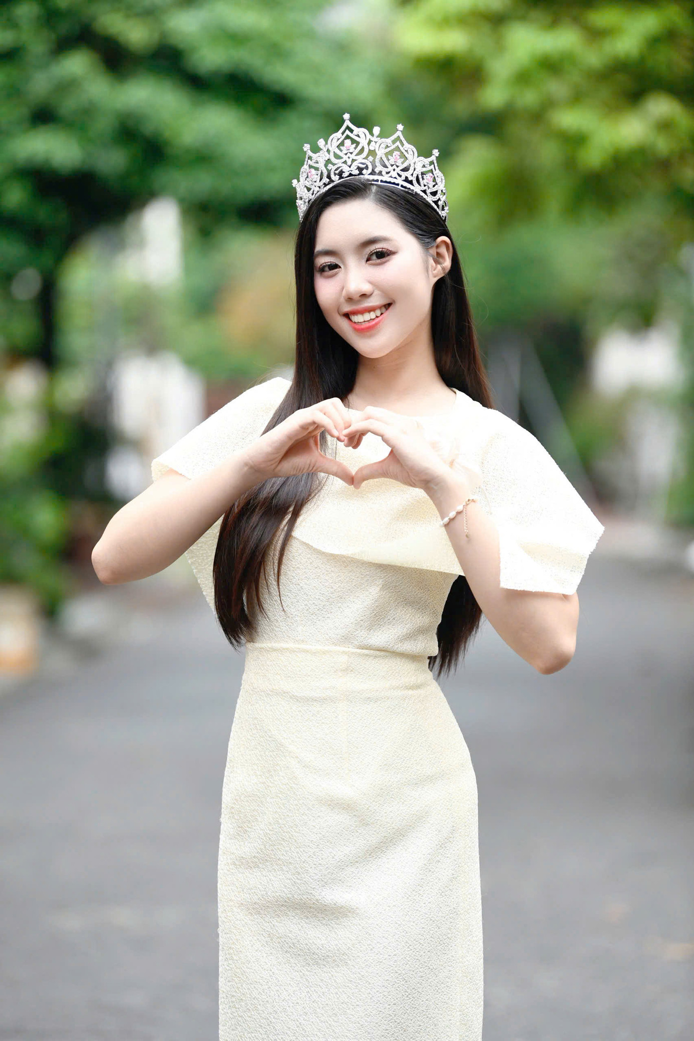 Á hậu 1 Trần Ngọc Châu Anh được yêu mến với vẻ đẹp trong trẻo. Cô cao 1,70 m với số đo 3 vòng 86-60-90 cm.