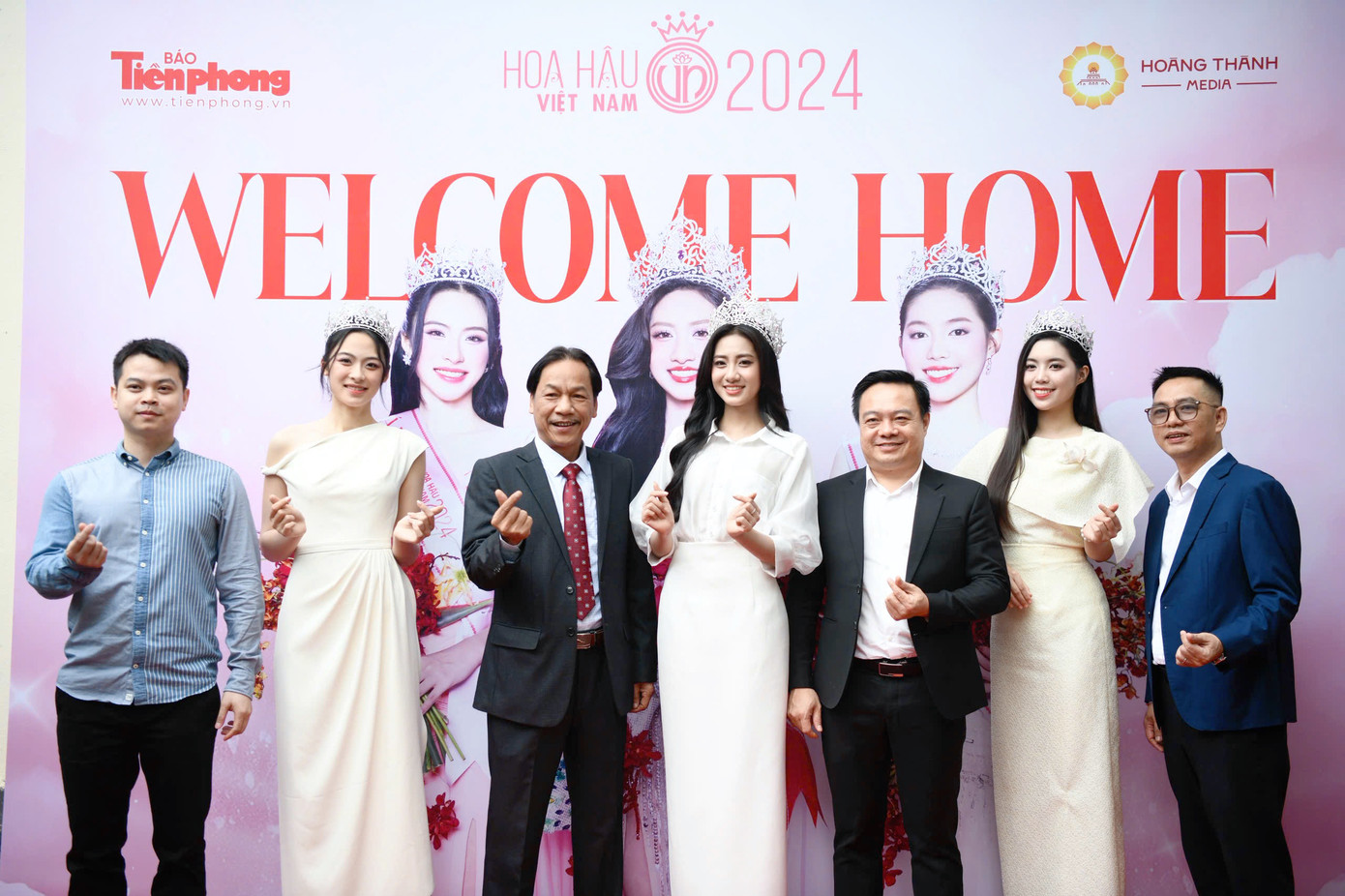 Top 3 Hoa hậu Việt Nam 2024 hội ngộ đại diện Báo Tiền Phong và Hoàng Thành Media. Đại sứ Du lịch và Môi trường Phạm Thùy Dương cũng góp mặt ở sự kiện. Cô cũng đồng hành cùng Hoàng Thành Media trong các hoạt động sắp tới.