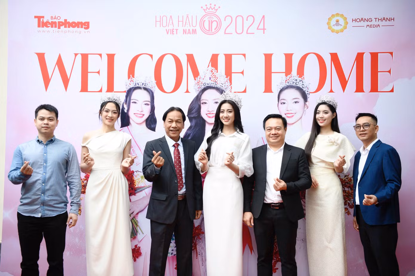 Top 3 Hoa hậu Việt Nam 2024 hội ngộ đại diện Báo Tiền Phong và Hoàng Thành Media. Đại sứ Du lịch và Môi trường Phạm Thùy Dương cũng góp mặt ở sự kiện. Cô cũng đồng hành cùng Hoàng Thành Media trong các hoạt động sắp tới.