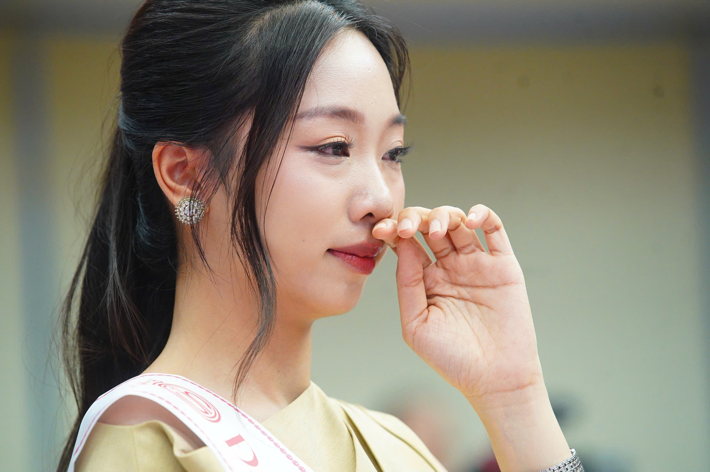 Hoa hậu Trúc Linh, đại sứ Phạm Thùy Dương xúc động bật khóc trong buổi giao lưu. Hoa hậu Trúc Linh, đại sứ Phạm Thùy Dương xúc động bật khóc trong buổi giao lưu.