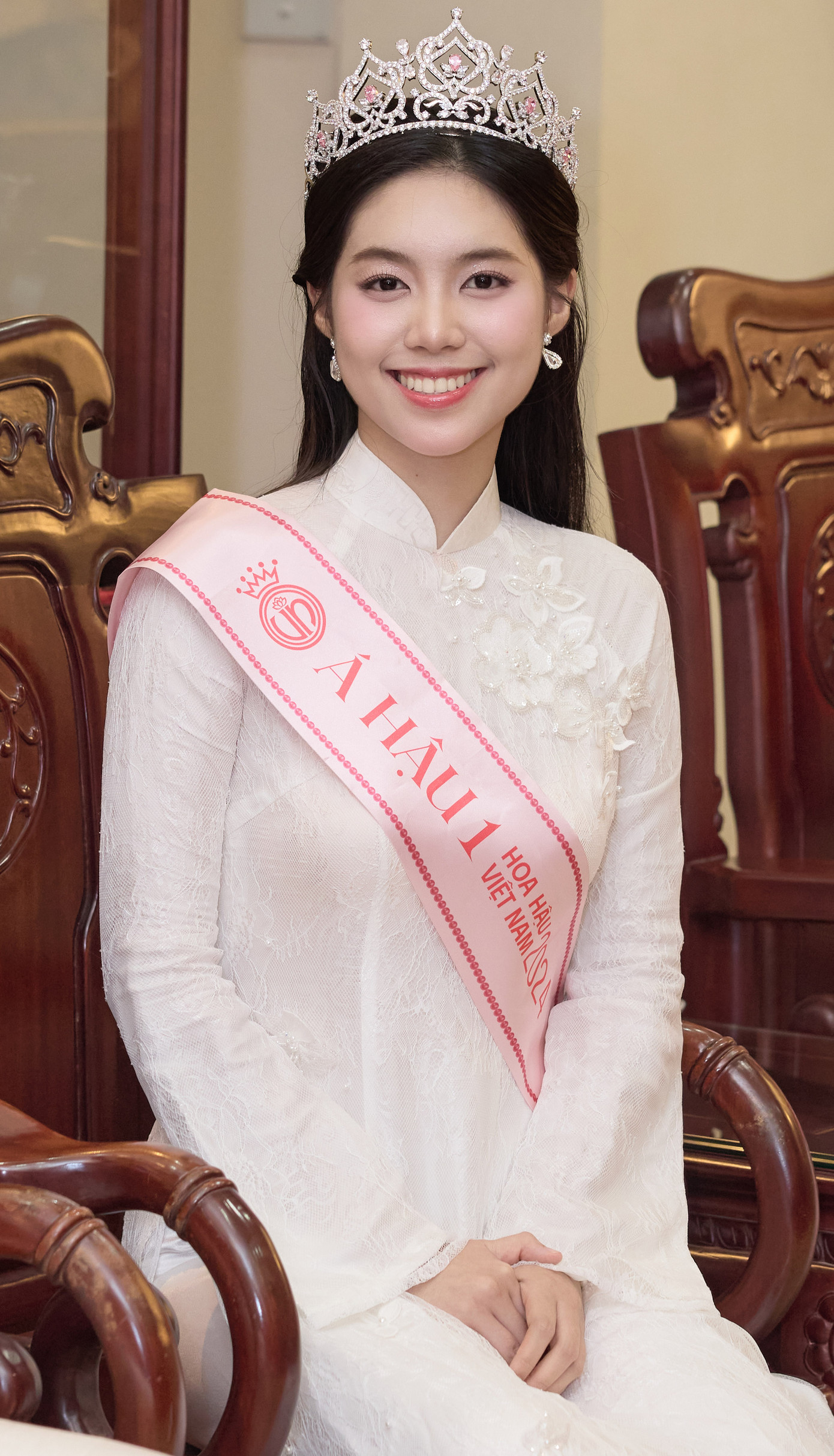 Trước buổi giao lưu, Top 3 Hoa hậu Việt Nam 2024 đã có thời gian tham quan Phòng truyền thống báo Quân đội nhân dân. Tại sự kiện, Á hậu 1 Trần Ngọc Châu Anh nhận được sự chú ý khi là nữ quân nhân đầu tiên giành được giải thưởng cao tại cuộc thi sắc đẹp lâu đời, uy tín - Hoa hậu Việt Nam.