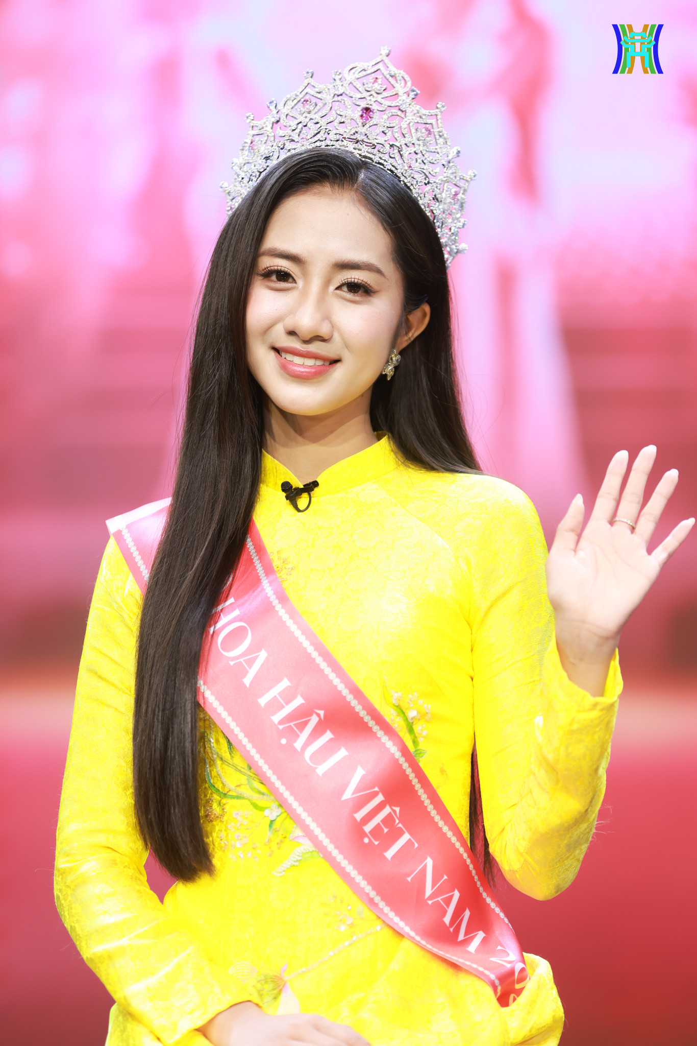 Hoa hậu Hà Trúc Linh khoe vẻ rạng rỡ với tà áo dài tông màu đỏ nổi bật.