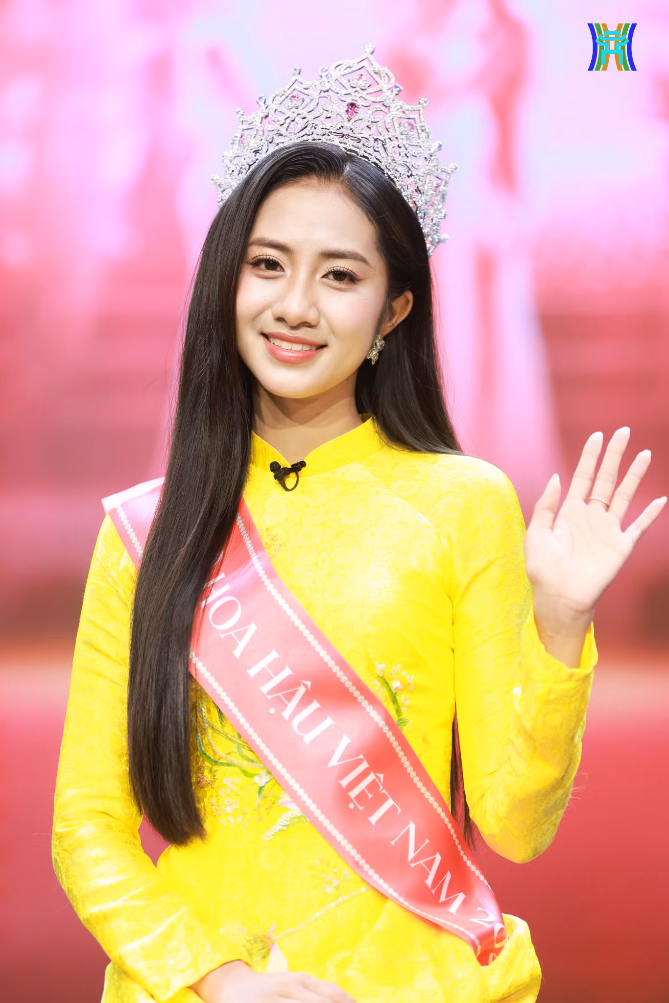 Hoa hậu Hà Trúc Linh khoe vẻ rạng rỡ với tà áo dài tông màu đỏ nổi bật.