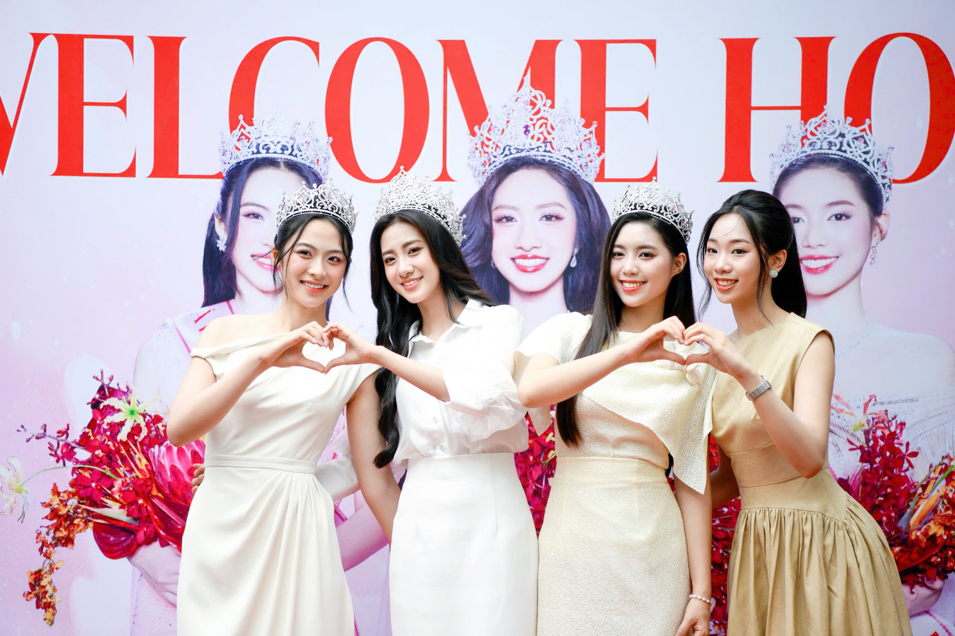 Top 3 Hoa hậu Việt Nam 2024 hội ngộ đại diện Báo Tiền Phong và Hoàng Thành Media. Đại sứ Du lịch và Môi trường Phạm Thùy Dương cũng góp mặt ở sự kiện. Cô cũng đồng hành cùng Hoàng Thành Media trong các hoạt động sắp tới.