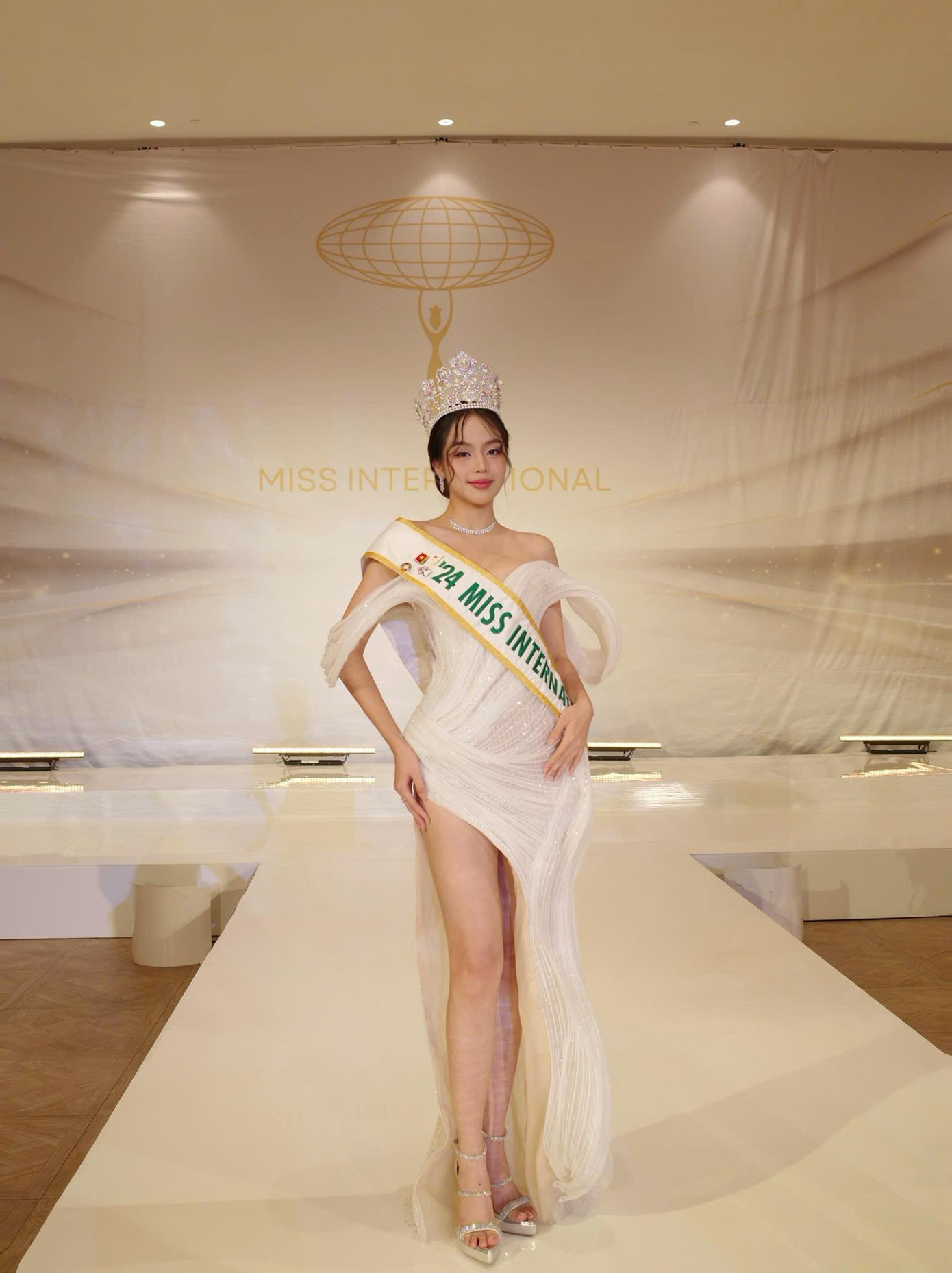 Sáng 7/7 theo giờ Việt Nam, Hoa hậu Thanh Thủy tham gia đêm chung kết Hoa hậu Quốc tế Mỹ 2025 với tư cách khách mời. Cô mặc bộ váy màu trắng với chi tiết cách điệu lạ mắt, khoe chân dài.