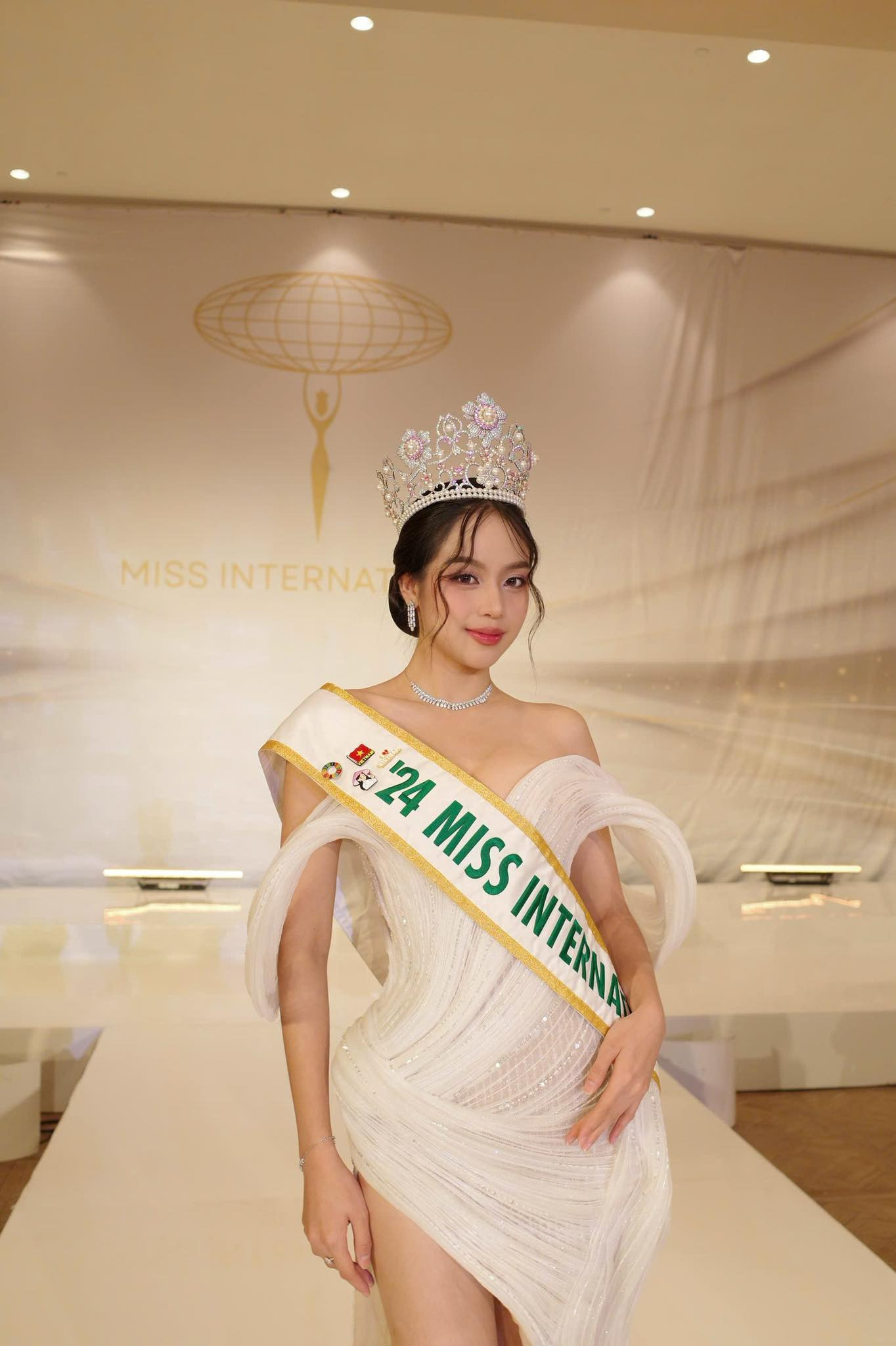 Thanh Thủy chọn cách búi tóc sang trọng, trang điểm nhẹ nhàng, thanh lịch như thường thấy. Trước đó, trong bộ ảnh được thực hiện ở Mỹ, Thanh Thủy được nhận xét khác lạ với phong cách trang điểm sắc sảo, hiện đại.