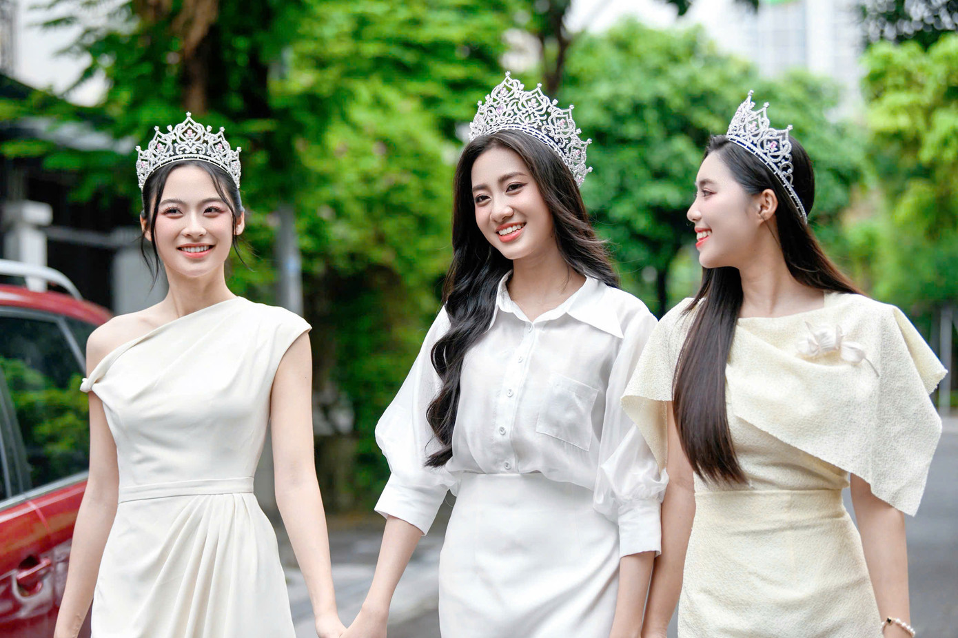 Sáng 1/7, top 3 Hoa hậu Việt Nam 2024 có mặt ở Hà Nội tham dự hoạt động đồng hành cùng ban tổ chức. 3 ngày sau đêm chung kết, các người đẹp rời TP Huế cùng những kỷ niệm đáng nhớ của sân khấu trên bờ sông Hương.