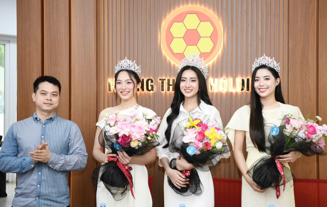 Top 3 Hoa hậu Việt Nam 2024 và ông Bùi Minh Thành - Chủ tịch Hội đồng quản trị Hoàng Thành Holdings.