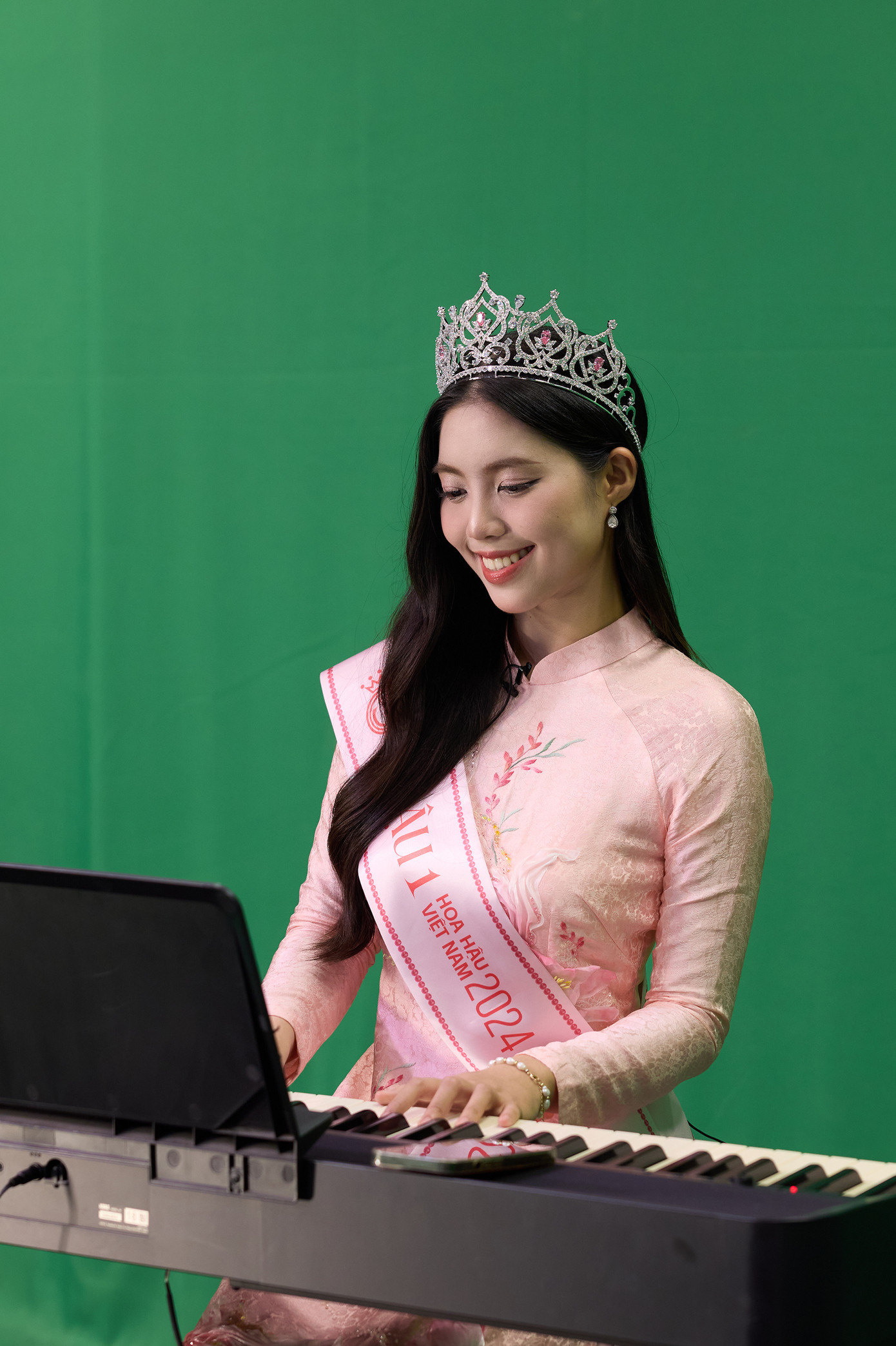 Châu Anh chọn học thêm piano tại Học viện Âm nhạc Quốc gia Việt Nam ngay sau khi tốt nghiệp hệ trung cấp tại Đại học Văn hóa Nghệ thuật Quân đội. Thời thơ ấu, cô là đứa trẻ ốm yếu và rụt rè, luôn cảm thấy tự ti về bản thân. Khi ấy, cô thường thu mình lại, ngại giao tiếp và ít thể hiện cảm xúc. Châu Anh nói âm nhạc và cây đàn piano đã đến như một liều thuốc giúp cô chữa lành.