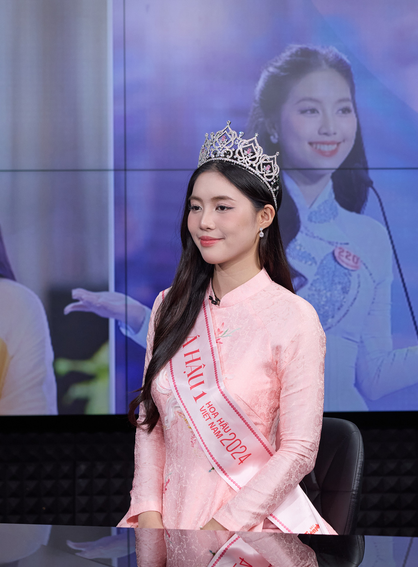 Châu Anh chọn học thêm piano tại Học viện Âm nhạc Quốc gia Việt Nam ngay sau khi tốt nghiệp hệ trung cấp tại Đại học Văn hóa Nghệ thuật Quân đội. Thời thơ ấu, cô là đứa trẻ ốm yếu và rụt rè, luôn cảm thấy tự ti về bản thân. Khi ấy, cô thường thu mình lại, ngại giao tiếp và ít thể hiện cảm xúc. Châu Anh nói âm nhạc và cây đàn piano đã đến như một liều thuốc giúp cô chữa lành.