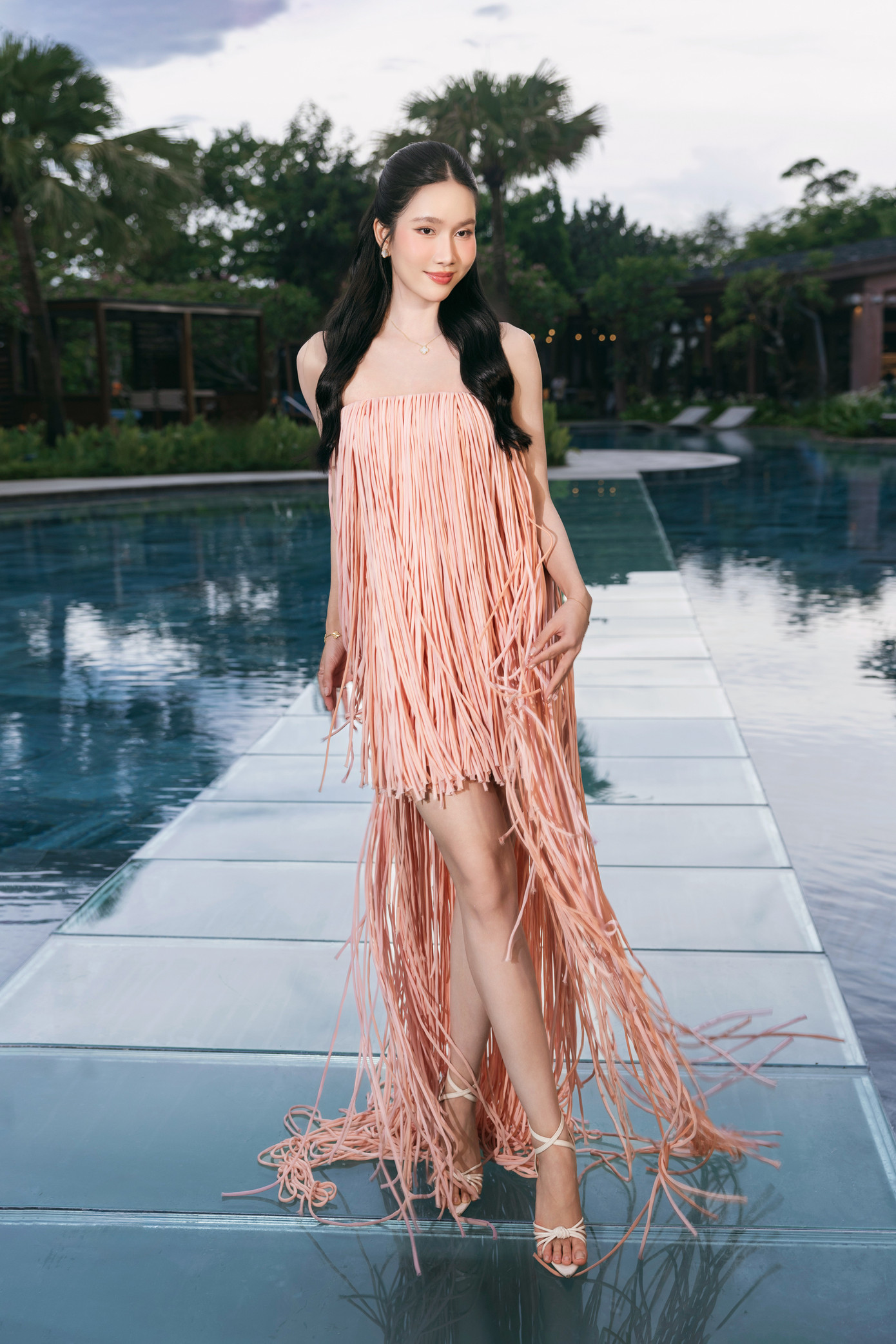 Á hậu Phương Anh diện váy tua rua tông màu hồng.