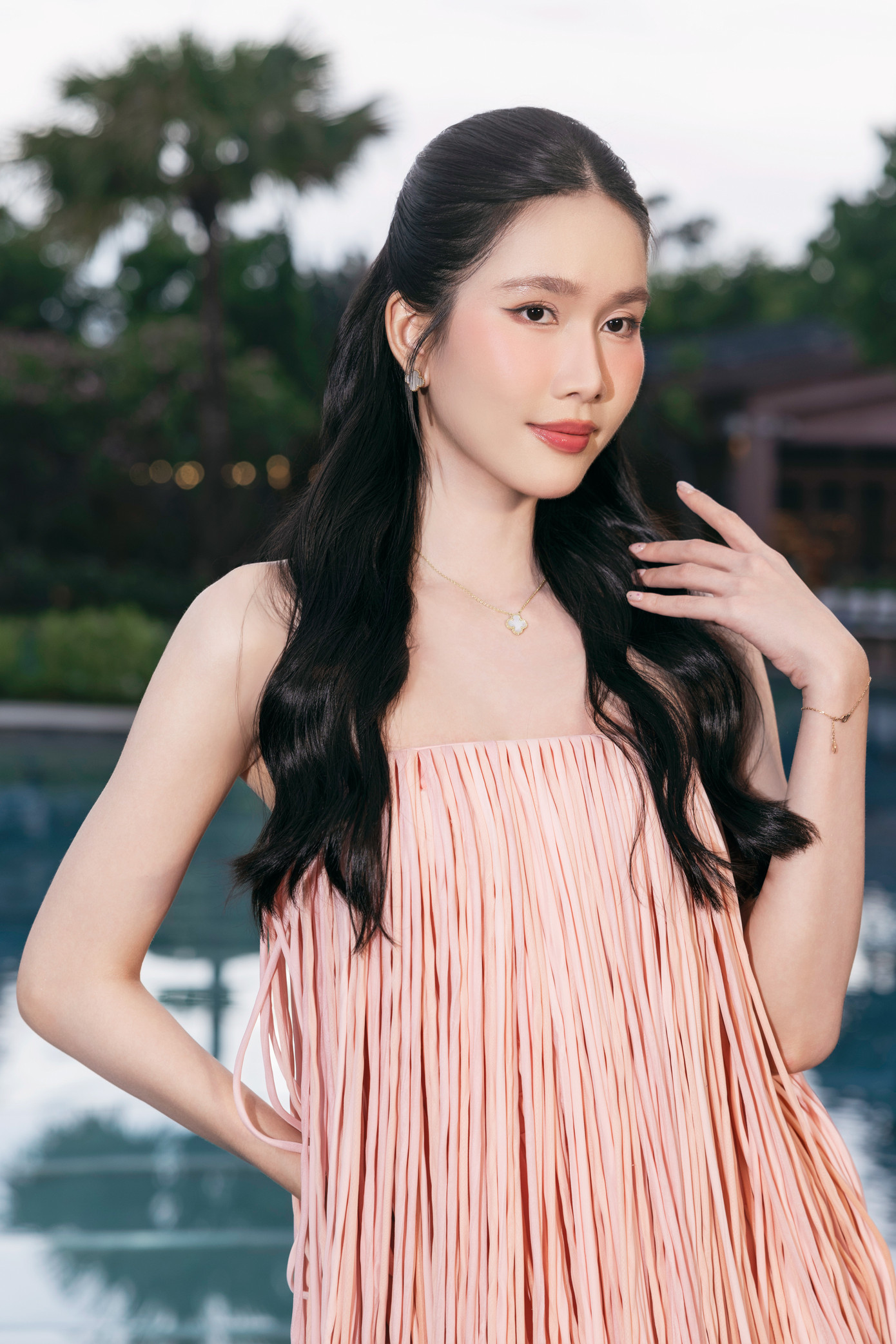 Á hậu Phương Anh diện váy tua rua tông màu hồng.