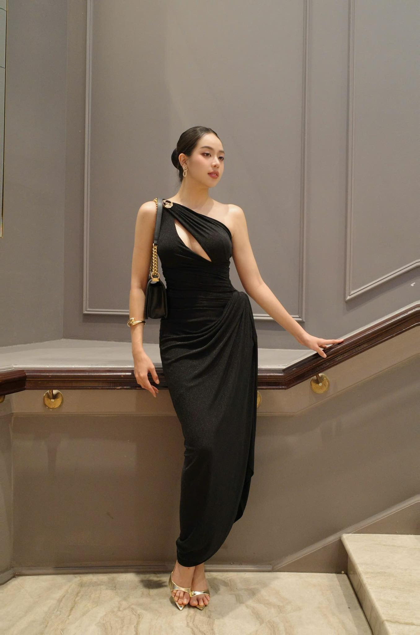 Thanh Thủy sang Mỹ từ ngày 4/7 để góp mặt trong đêm chung kết Hoa hậu Quốc tế Mỹ 2025. Trong lúc quá cảnh, cô gặp sự cố với hành lý. Ban tổ chức Hoa hậu Quốc tế Mỹ đã hỗ trợ cô kịp thời lấy lại hành lý. Trong một hoạt động tại cuộc thi, Thanh Thủy mặc bộ váy lệch vai màu đen, xẻ vòng 1 quyến rũ.