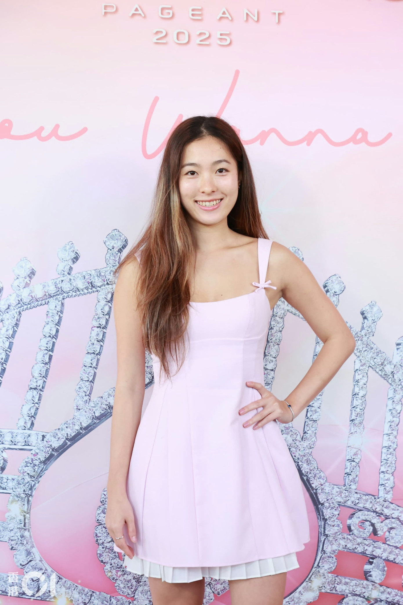 Tuy sắc vóc của dàn thí sinh không được đánh giá cao nhưng ban tổ chức cho biết cuộc thi năm thu hút nhiều thí sinh có học thức. Một thành viên ban tổ chức cho biết hơn một nửa thí sinh có trình độ thạc sĩ, một số người là luật sư, bác sĩ tâm lý. Một số thí sinh là người nổi tiếng trên mạng xã hội với hàng trăm nghìn người theo dõi. Zhu Wenhui Thersa năm nay 23 tuổi, tốt nghiệp Đại học Birmingham và là một chuyên gia vật lý trị liệu.