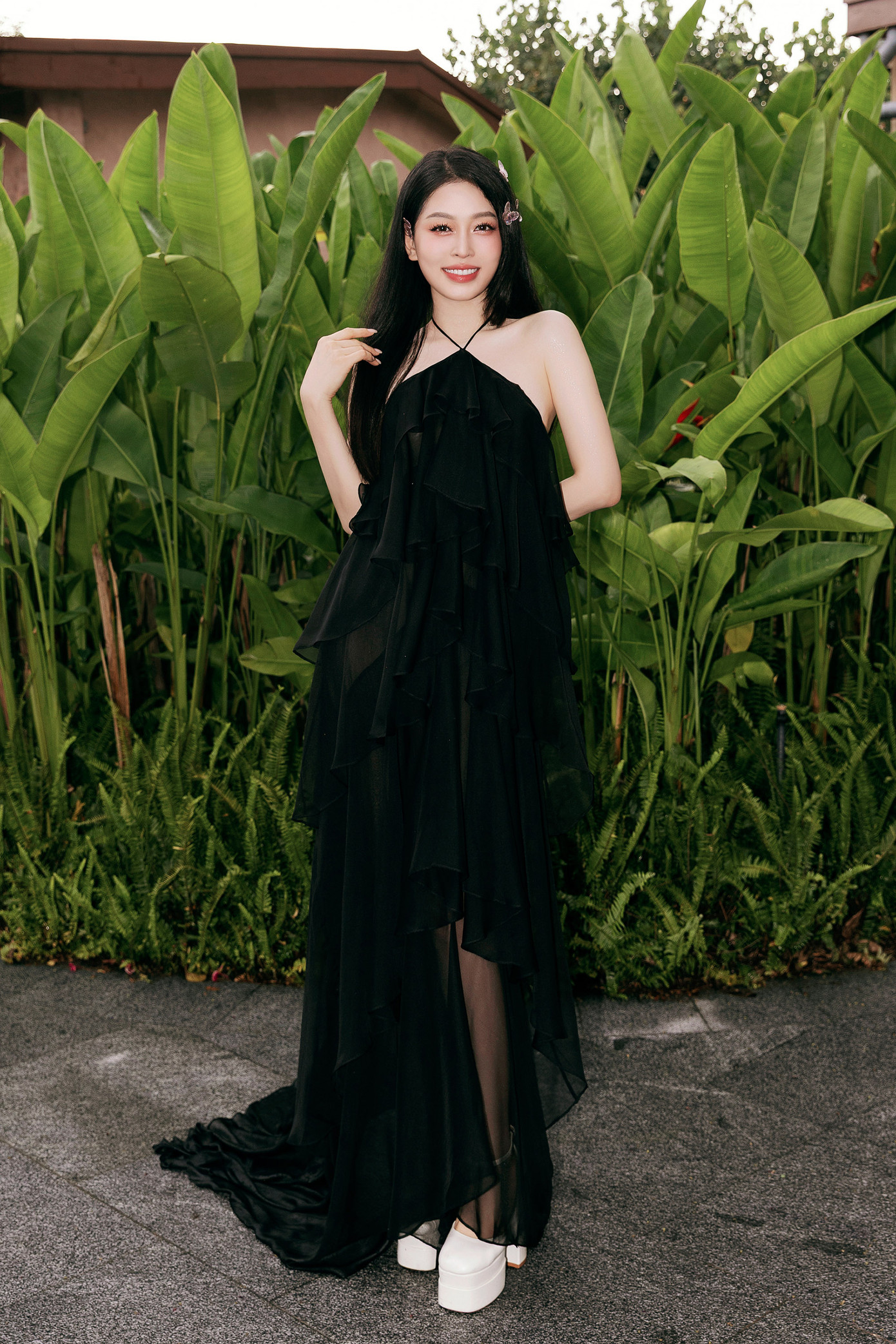 Á hậu Phương Nga diện đầm đen khoe vai trần quyến rũ.