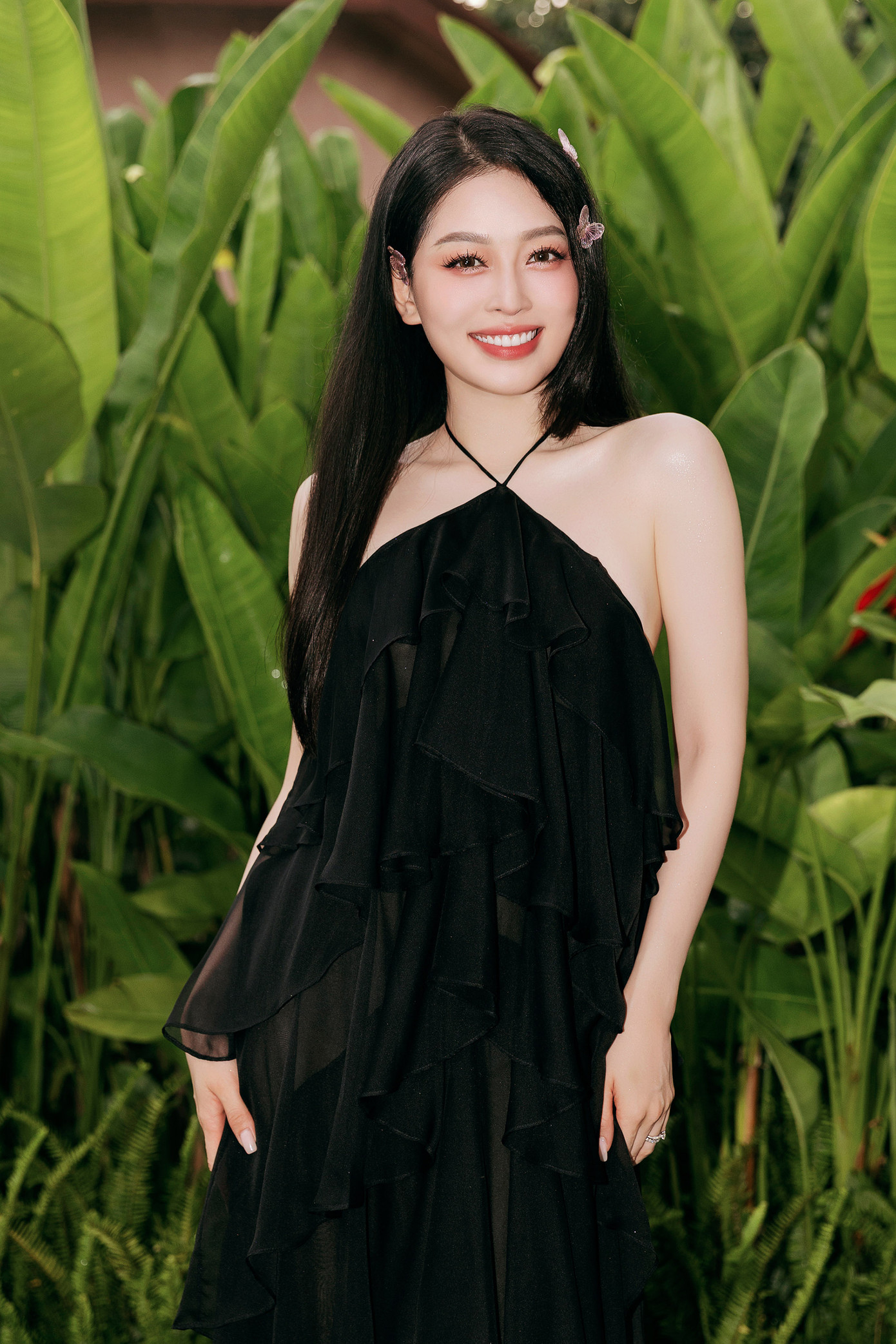 Á hậu Phương Nga diện đầm đen khoe vai trần quyến rũ.