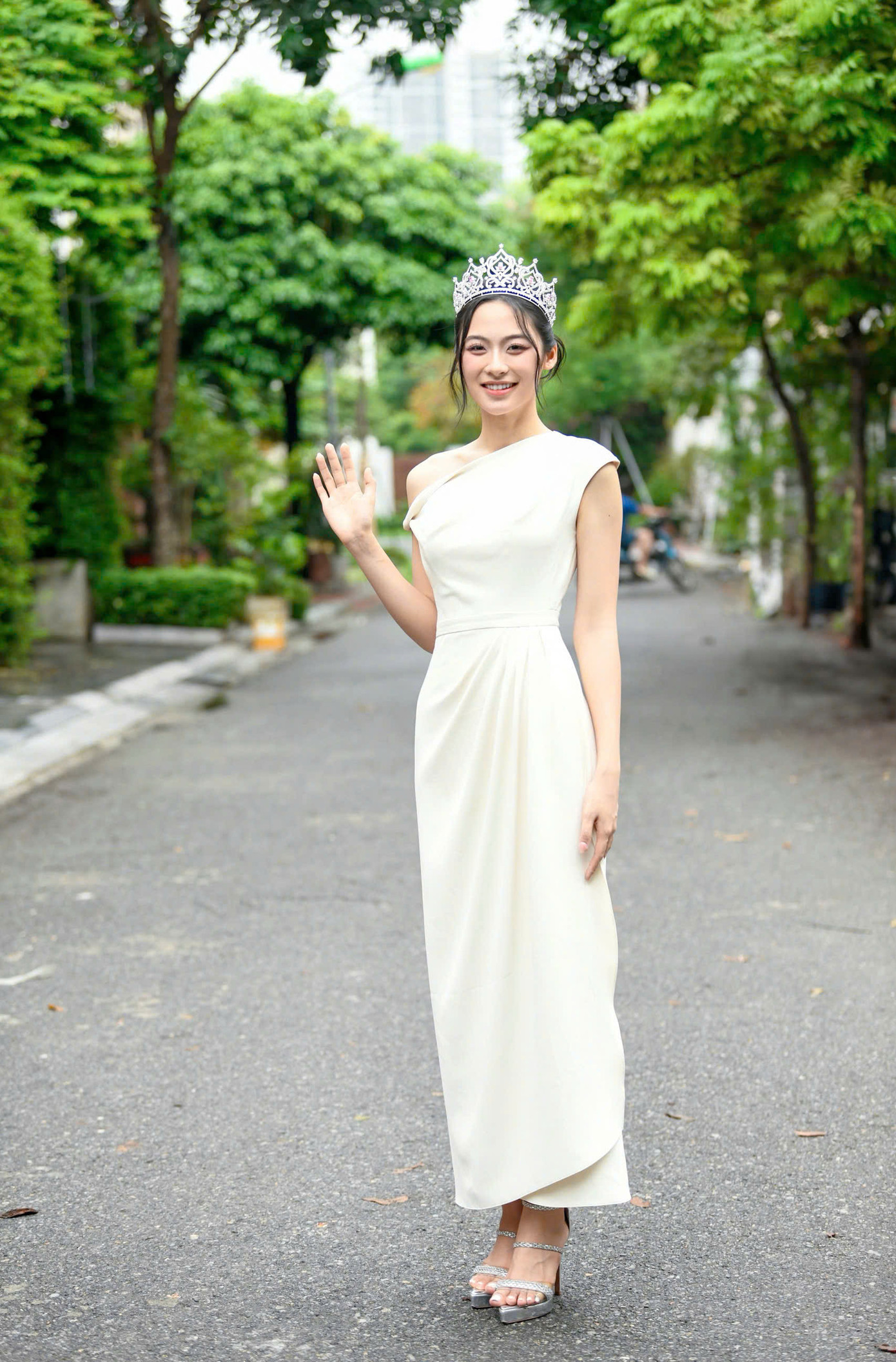 Á hậu 2 Nguyễn Thị Vân Nhi cuốn hút với vẻ đẹp sắc nét, hiện đại.