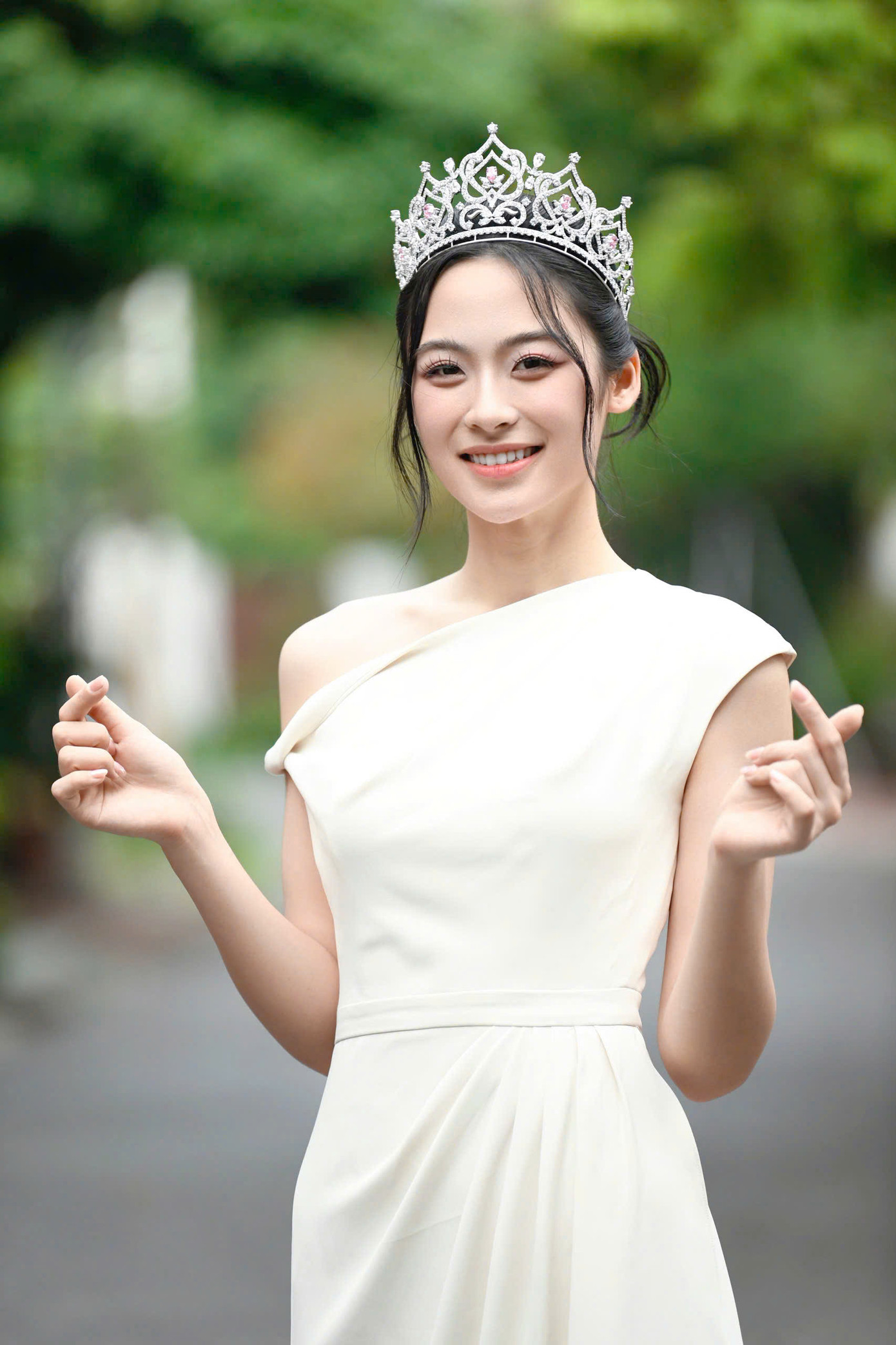 Á hậu Vân Nhi có chiều cao ấn tượng 1,74 m, số đo 3 vòng 80-62-95 cm. Cô gái Hải Phòng được nhận xét có gương mặt sáng sân khấu.