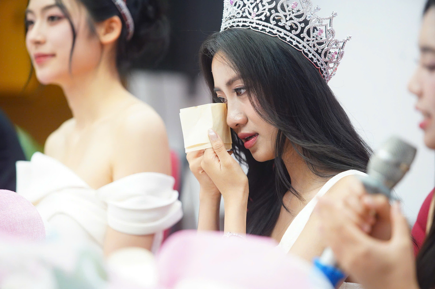 Hoa hậu Trúc Linh, đại sứ Phạm Thùy Dương xúc động bật khóc trong buổi giao lưu. Hoa hậu Trúc Linh, đại sứ Phạm Thùy Dương xúc động bật khóc trong buổi giao lưu.