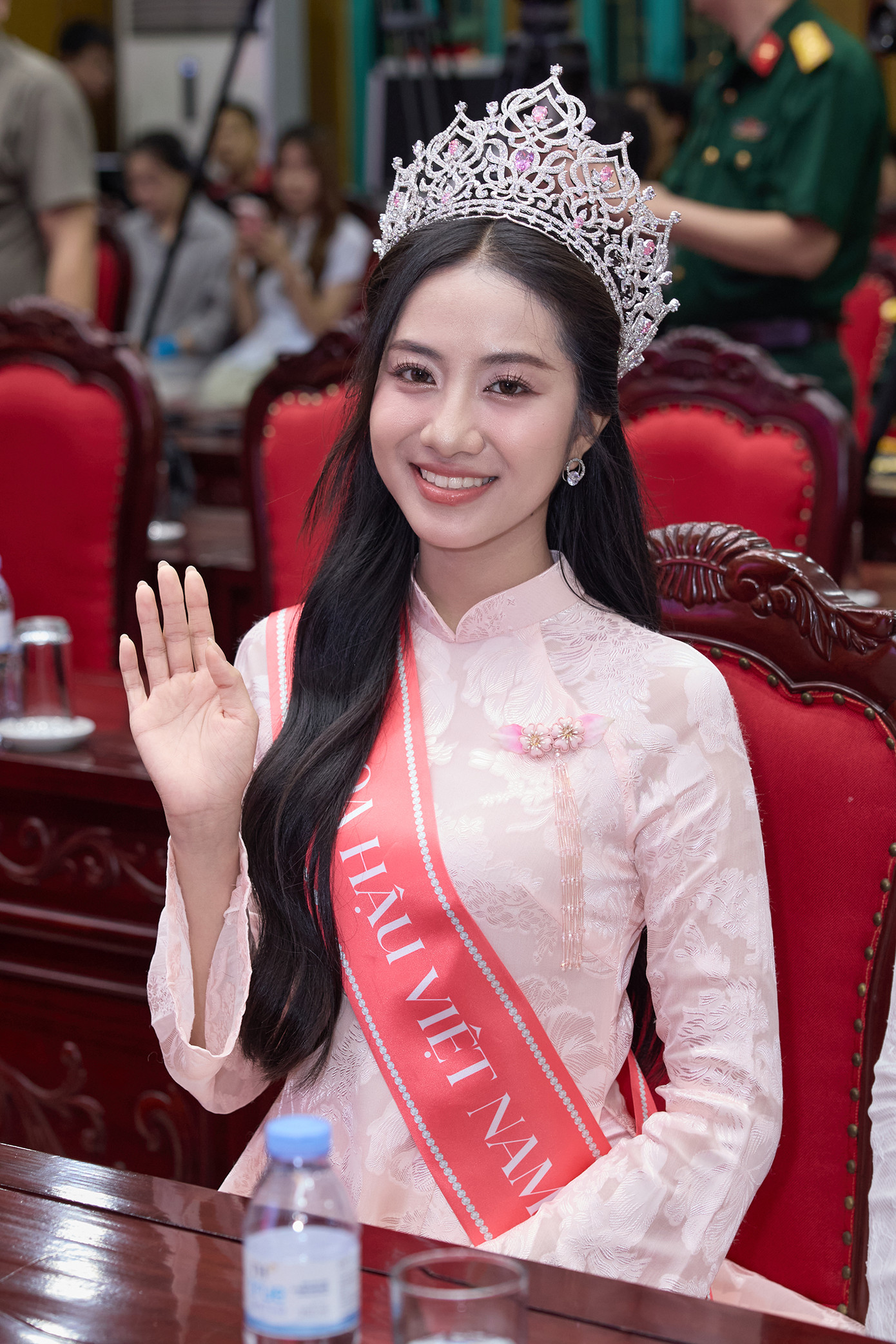 Trước buổi giao lưu, Top 3 Hoa hậu Việt Nam 2024 đã có thời gian tham quan Phòng truyền thống báo Quân đội nhân dân. Tại sự kiện, Á hậu 1 Trần Ngọc Châu Anh nhận được sự chú ý khi là nữ quân nhân đầu tiên giành được giải thưởng cao tại cuộc thi sắc đẹp lâu đời, uy tín - Hoa hậu Việt Nam.