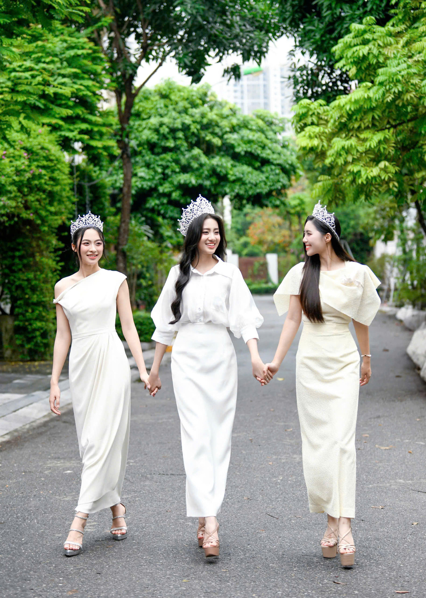Top 3 Hoa hậu Việt Nam 2024 diện trang phục màu trắng đồng điệu, thanh lịch.