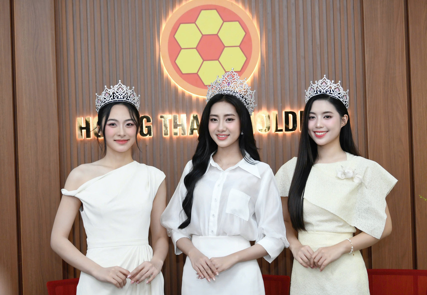 Top 3 Hoa hậu Việt Nam 2024 và ông Bùi Minh Thành - Chủ tịch Hội đồng quản trị Hoàng Thành Holdings.