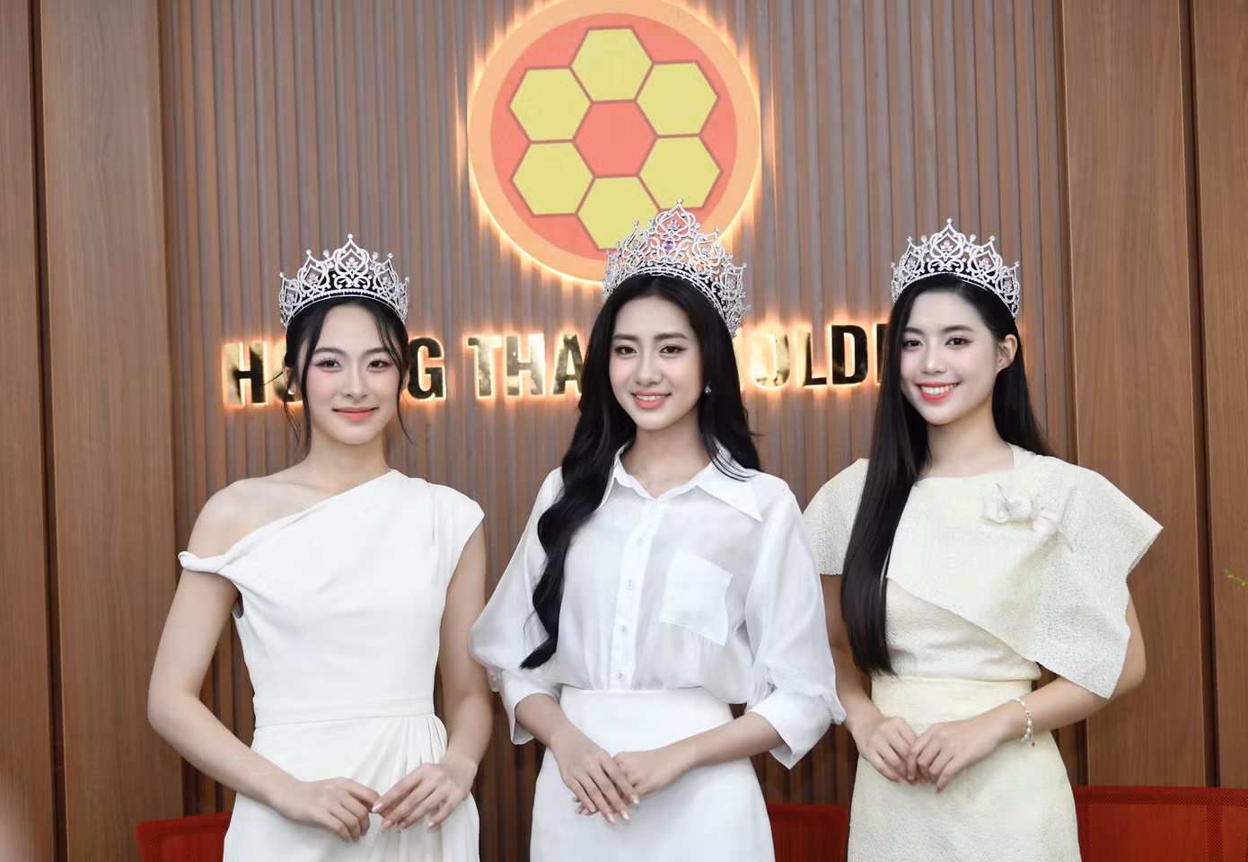 Top 3 Hoa hậu Việt Nam 2024 và ông Bùi Minh Thành - Chủ tịch Hội đồng quản trị Hoàng Thành Holdings.